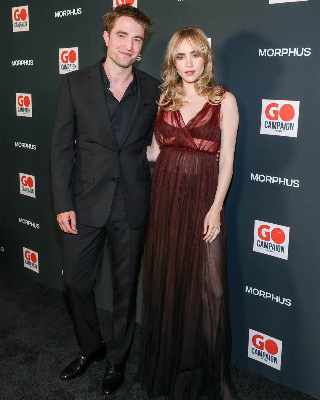 The Zoe Reportのインスタグラム：「#SukiWaterhouse and #RobertPattinson make a rare red carpet appearance as a couple for GO Campaign’s 2023 Gala in Los Angeles.   📷: Getty」