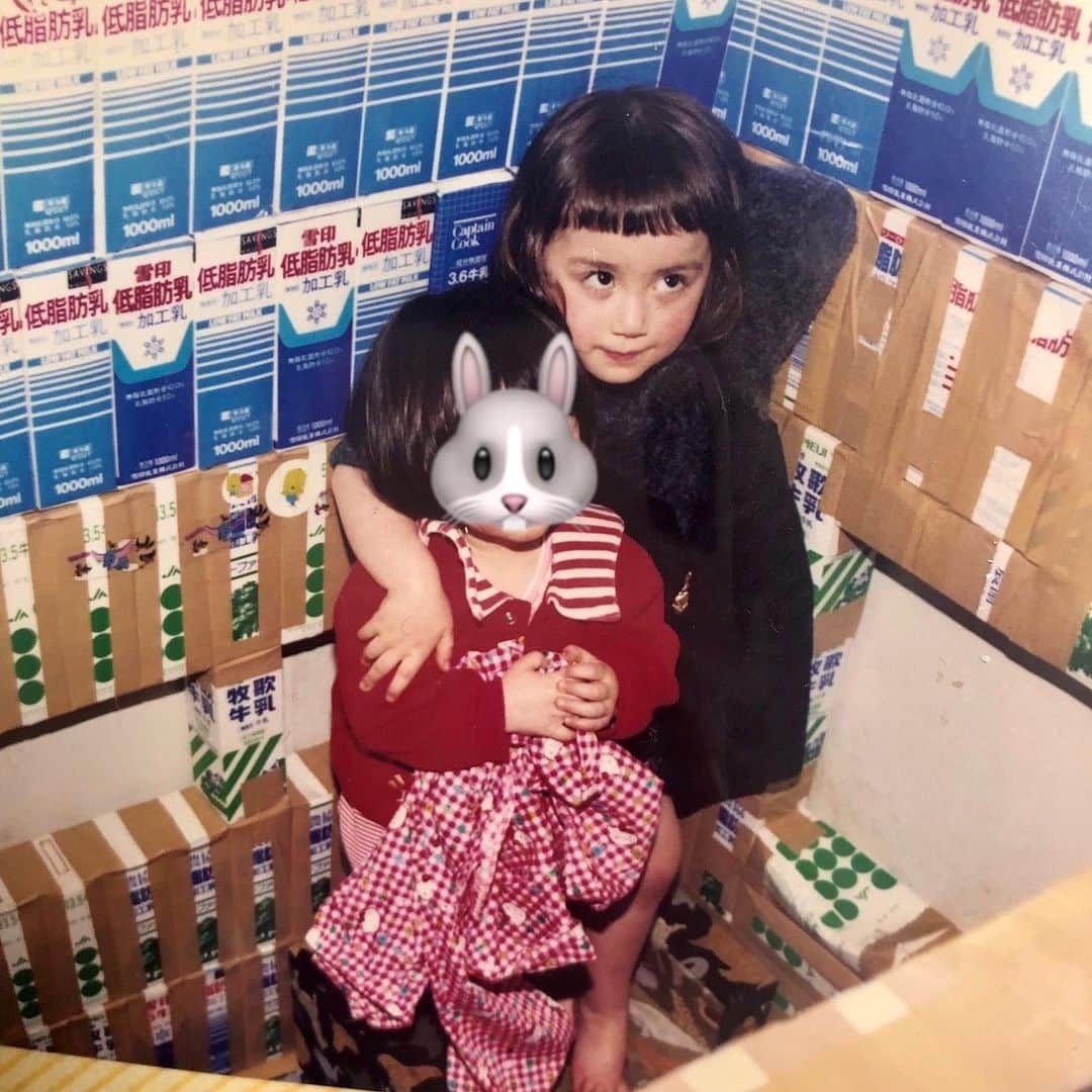 スミス春子のインスタグラム：「.  昨日のラジオをお聴きいただいた方、 ありがとうございました🤍  メールのテーマ「思い出のおもちゃ」について、 小さい頃母が作ってくれた 牛乳パックのお家についてお話ししました💡  妹と一緒に遊んでる時の一枚です😂  どんだけ牛乳飲んでたの？ そしてこれだけの牛乳パックを 潰さずに、どこに閉まっていたの…？？  今となっては謎だらけの、手作りのお家🫢  私にとっては大切な思い出です💛  #luckyfm茨城放送  #ラジオ #パーソナリティ #フリーアナウンサー #思い出  #思い出グラム」