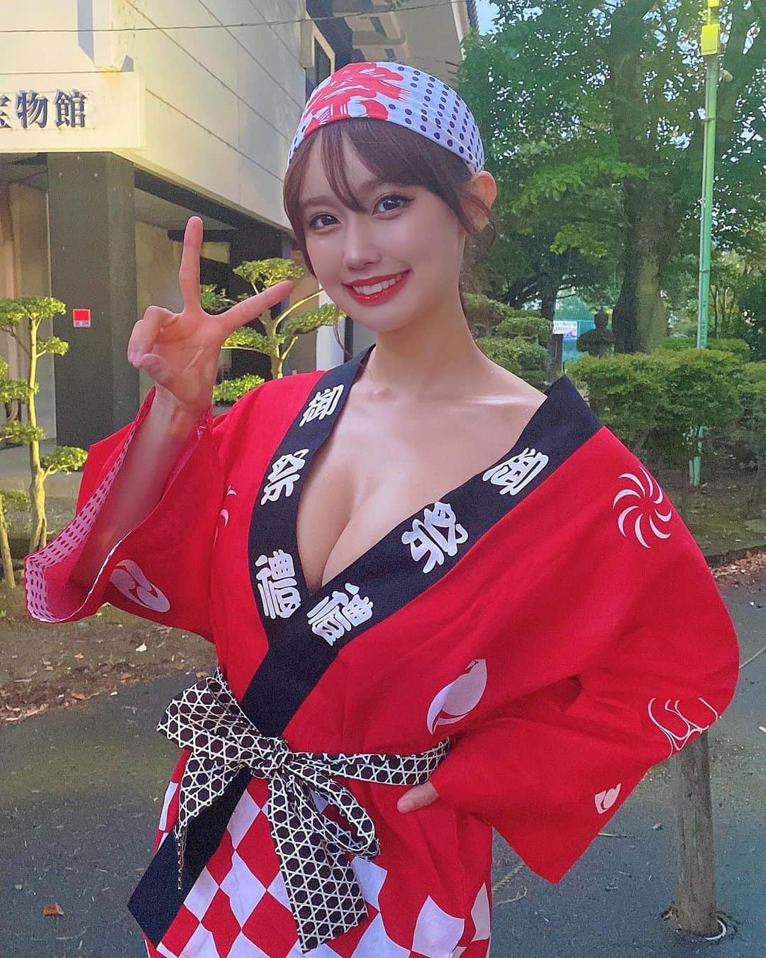 相原美咲のインスタグラム：「一昨日ファンクラブキングプラン限定のリクエスト撮影をつかって、ファンの方と茅ヶ崎サザン芸術花火2023を 観てきました〜🎆🎆🎇🎶  サザンオールスターズさんの音楽が融合した新しい花火大会でした🤦❤️しかも海でみたんだよ〜🌊  本当に素敵だった！  私が出演した　盆ギリ恋歌も花火に合わせて流れて すっごく嬉しかったし、一生の思い出に残るお仕事させてもらったなぁと改めて感謝の気持ちでいっぱいになったよ！  花火みたの何年ぶりだろ😳！ コロナもあって全然みれてなかったけど やっぱり花火は感動するね〜素敵だね😆  こんな素敵な体験をファンの方とできてよかった☺️ マネージャーさんも隣で見ててくれたけど 花火が美しくて涙出そうでした〜👧😭💓といってて 私も〜ってなっちゃった😆‼️  あと茅ヶ崎駅初めて降りたんだけど 電車の発車メロディが　希望の轍なんだね！ 素敵〜😆🩷💓  これからもファンの皆と　いろんな経験を一緒にしたいな‼️😊🩷  1枚目の写真は　盆ギリ恋歌MV撮影の時のです📷(^^)」