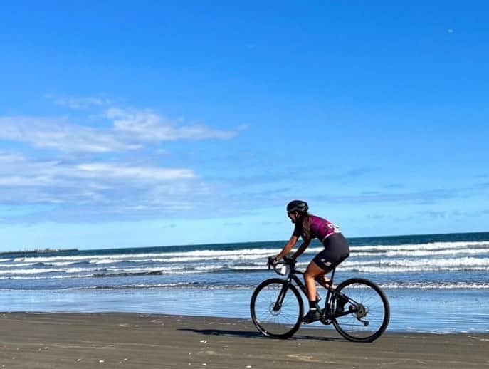 平良エレアさんのインスタグラム写真 - (平良エレアInstagram)「BEACH CROSS Crit 99 Beach 85% Gravel 10% Rord 5%  32kmの砂地獄オフロードレース参加してきました✌️  オフロード初心者🔰始めて3回目にして初レース🚴‍♀️ 試走で1人でビーチ走りに行ったら 見事に3回レース前に転倒😂✨  でもビーチだし全く痛く無い笑！！！ おかげで一気に緊張もほぐれたよ❤️‍🔥 レース中は1回だけビーチで前転したけど走り切れました🙌  初心者だし楽しんで制限時間内に完走を目標に💡 32kmの道のりを2時間15分ほど走り続け 無事に制限時間150分以内で完走🚴‍♀️💨  気付けば表彰台に上がれました✨  ロードレースには何度も出てるけど レース後初めて座り込んで動けなかった😂！  達成感満載のレース楽しかった✌️✨  今回のビーチクロスで自転車レベル大幅にUPした 気がするぞー🤪  #わたしとliv #livjp_ambassador #グラベルロード #グラベルライド #オフロード　 #ロードバイク女子 #ロードバイク #cycling #cyclistlife #cyclinglife #cyclist #cyclinglifestyle #instacycle #instacycling」10月23日 13時09分 - erea0301