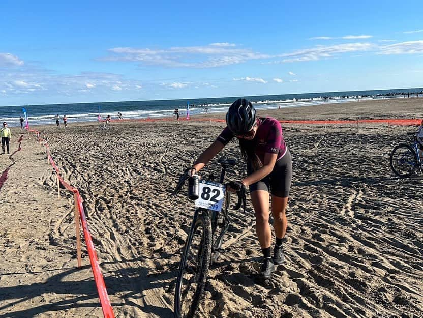 平良エレアさんのインスタグラム写真 - (平良エレアInstagram)「BEACH CROSS Crit 99 Beach 85% Gravel 10% Rord 5%  32kmの砂地獄オフロードレース参加してきました✌️  オフロード初心者🔰始めて3回目にして初レース🚴‍♀️ 試走で1人でビーチ走りに行ったら 見事に3回レース前に転倒😂✨  でもビーチだし全く痛く無い笑！！！ おかげで一気に緊張もほぐれたよ❤️‍🔥 レース中は1回だけビーチで前転したけど走り切れました🙌  初心者だし楽しんで制限時間内に完走を目標に💡 32kmの道のりを2時間15分ほど走り続け 無事に制限時間150分以内で完走🚴‍♀️💨  気付けば表彰台に上がれました✨  ロードレースには何度も出てるけど レース後初めて座り込んで動けなかった😂！  達成感満載のレース楽しかった✌️✨  今回のビーチクロスで自転車レベル大幅にUPした 気がするぞー🤪  #わたしとliv #livjp_ambassador #グラベルロード #グラベルライド #オフロード　 #ロードバイク女子 #ロードバイク #cycling #cyclistlife #cyclinglife #cyclist #cyclinglifestyle #instacycle #instacycling」10月23日 13時09分 - erea0301