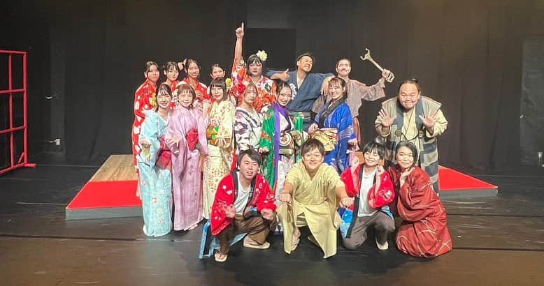 岸田麻佑さんのインスタグラム写真 - (岸田麻佑Instagram)「福吉座第5回公演 「HANAMACHI」 最後まで走り抜ける事が出来ました🙌  ご観劇ありがとうございました！  前作に続きお声かけ頂いて めちゃくちゃ楽しみにしていた舞台です。 いかがだったでしょうか？  お稽古が始まった時は 玉龍が難しくて…あーどうしよう。 こればかりの毎日でした。  でもお稽古最終日までしっかりと 向き合える時間を作って頂き  そして本番が始まれば お客様がグッと空気を作って下さり 玉龍として生きられたかなと思ってます！  また皆さんとどこかでお会いできるよう そして福吉座さんにも戻って来れるよう 頑張りますので、これからも宜しくお願いします♡  #福吉座 #HANAMACHI #福岡 #舞台」10月23日 13時22分 - mayu_kishimayu