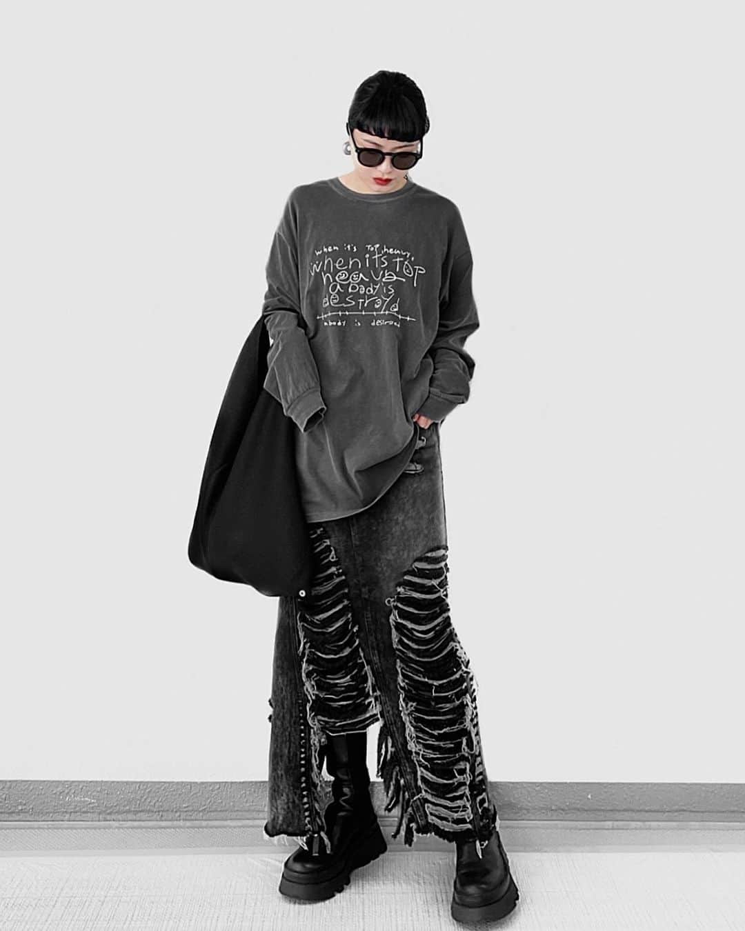 lve_xxxxのインスタグラム：「. . 散々迷って結局買ったメゾスペの スカートお気に入りになりました。  ブルーも買おうかな？←  #wear更新  .」
