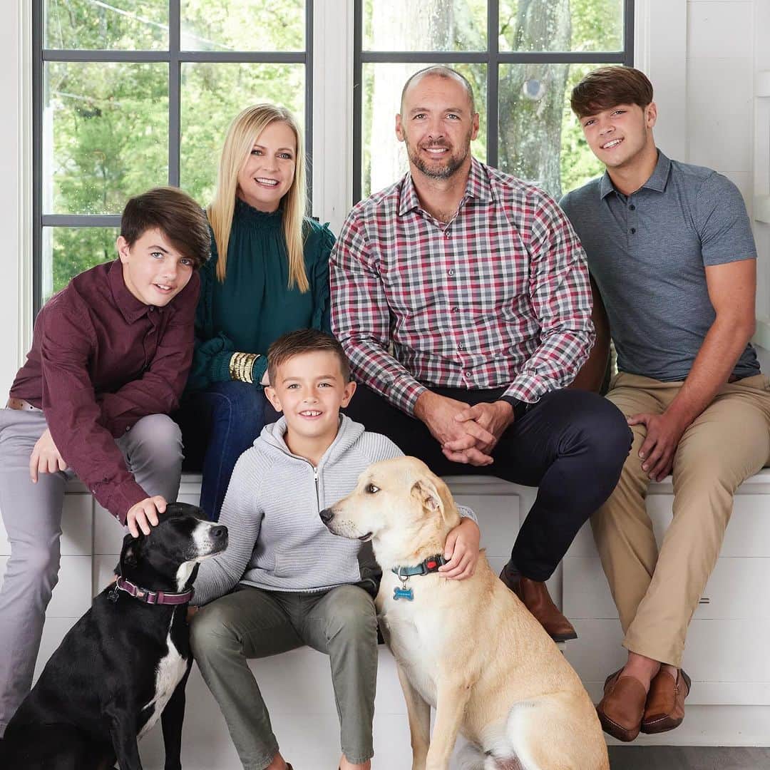 メリッサ・ジョーン・ハートのインスタグラム：「3 years ago today this crew moved to Nashville to make a new home and create new memories... and we added another blonde to the family. (I'm talking about our dog Sully in case you didn't get it). Happy Nashville Anniversary to us... and a big hug to all the friends, neighbors, teachers and people who have made it such a wonderful place to raise our family.」
