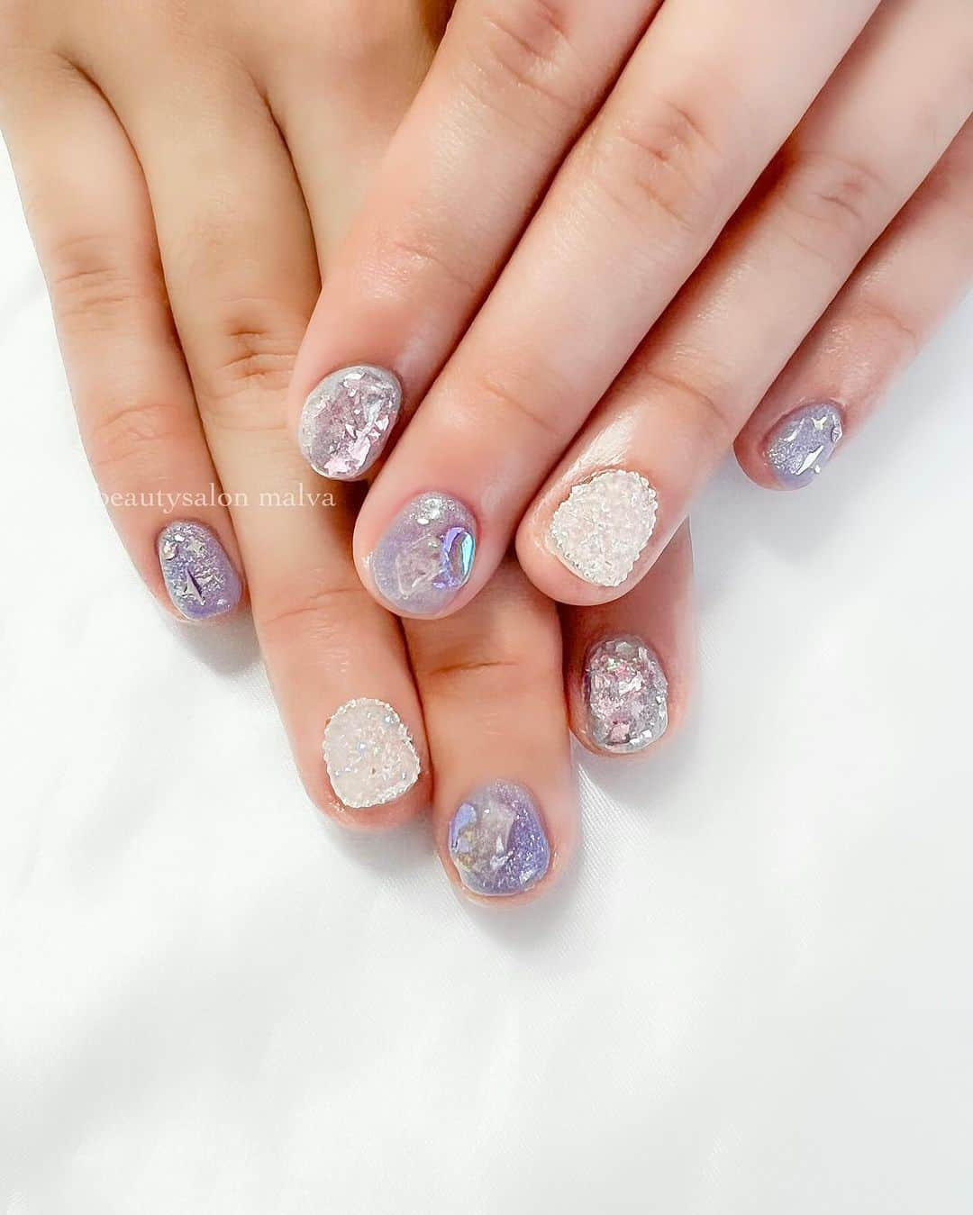 nailsalon malva（ネイルサロンマルヴァ）のインスタグラム：「【キラキラアート086】でご予約可能✨ ⁡ 爪が短くてもできる限りサンプルを再現します🥹 ⁡ 爪に関するお悩みなども気になる方は 予約時に公式LINEでお気軽にご相談ください✨ ⁡ ↪︎ ネイルのケアと保証期間 ⁡ malvaのネイルはドライケア、カットスタイルも込みです。 保証期間は約4週間となります（※ご新規様は3週間となります）。 ⁡ ＿＿＿＿＿＿＿＿＿＿＿＿＿ ⁡ ⁡ 𝐛𝐞𝐚𝐮𝐭𝐲𝐬𝐚𝐥𝐨𝐧 𝐦𝐚𝐥𝐯𝐚⠀ 📍明治神宮前駅｜原宿駅　徒歩𝟑分 ⠀ 💬ご予約やお問い合わせ 𝐋𝐈𝐍𝐄から承っております @ 𝐦𝐚𝐥𝐯𝐚 ⁡ お気軽にご連絡ください♡ ⁡ ⁡ ＿＿＿＿＿＿＿＿＿＿＿＿＿＿ ⁡ ▸ジェルネイル｜スカルプ｜ネイルケア ▸まつげカール｜まつげエクステ｜ワンホンエクステ ▸ハーブよもぎ蒸し ▸ワックス脱毛 ⁡ \ アシスタント募集中💁‍♀️ / ⁡ ▸リモート可オンラインの画像動画制作アシスタント ▸サロンワーク全般アシスタント ⁡ ⁡ #秋ネイル2023 #クリスタルピクシーネイル #オーロラネイル  #ユニコーンネイル #malva #malvaネイル  #キラキラネイル #パープルネイル  #ホログラムネイル #原宿ネイル #囲みネイル  #表参道ネイル #東京ネイルサロン　#明治神宮前ネイル #新宿ネイル #千駄ヶ谷ネイル  #harajukunails #tokyonails #tokyonailsalon ⁡」