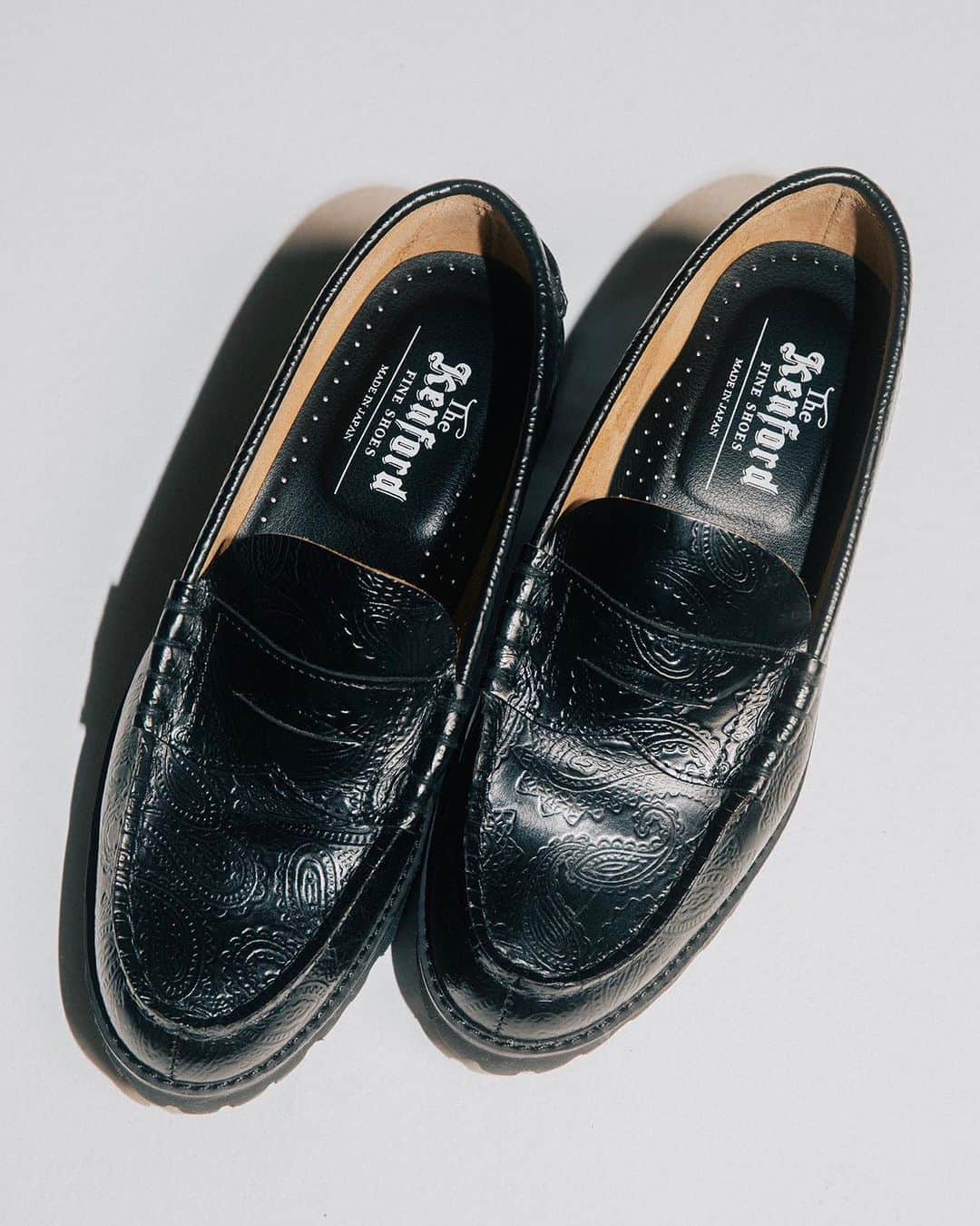 McGuffinさんのインスタグラム写真 - (McGuffinInstagram)「⚡️McGuffin Street News⚡️  <The Kenford Fineshoes>が ウィメンズ限定モデル “Paisley Tank Sole Loafers”を発売。  @kenford_fineshoes_official   革靴の新たな価値観を構築することをコンセプトに、MADE IN JAPANのクラシックローファーのみを幅広いデザインで発信する<The Kenford Fineshoes>は、ウィメンズ限定モデル“Paisley Tank Sole Loafers”を10/27(金)12:00より発売する。  ブラックペイズリーレザーをアッパー全面に使用したケンフォードのフラッグシップモデルに待望のウィメンズモデルが登場。フラットなラバーソールのメンズモデルに対して、ウィメンズではボリュームのあるタンクソールを搭載。  LOOKには、ストリートカルチャーをバックボーンに、東京大阪を拠点に活動するメンバーで構成されるクリエイティブクルー“Rooty Toot Toots”を大々的にフィーチャー。カルチャーの真っ只中で生きる彼女たちのエッセンスが融合し、日本製革靴ブランドの枠には決しておさまらない<The Kenford Fineshoes＞の世界観を大きく更新するビジュアルが完成した。  なお、本商品の発売に合わせて、東京赤坂のギャラリースペースBETA TOKYOにて3日間限定Popup Storeをオープン。会期初日の10/27(金)には併設するカフェ”HACIENDA”にて19:00よりローンチパーティーを開催する。  Model : Rooty Toot Toots @rootytoottoots  Photographer : Ryota Chiba @ryotachiba_  Makeup : Yumi Asakawa @choooome  Hair : Narumi Nishihara @narunissy  Nail : Hiroyo @hiroyohaayashi  Director : Yu Orishikide @ohli_day . “Paisley Tank Sole Loafers” Launch Party 10/27 Fri 19:00~22:00 at HACHIENDA @hacienda_tokyo Entrance Free -DJ- Ruka @whenisaywtf & Anna @prinhipe (Rooty Toot Toots) Haru @hrkhrks Kyoka @kyonikyoni.m . Popup Store “IRIBITARI” at BETA TOKYO @beta_tokyo 10/27 Fri 12:00~22:00 10/28 Sat 12:00~20:00 10/29 Sun 12:00~20:00 〒107-0052  東京都港区赤坂7丁目5-27 赤坂パインクレスト 102  #thekenfordfineshoes #kenfordfineshoes #ローファー」10月23日 13時21分 - mcguffin_official