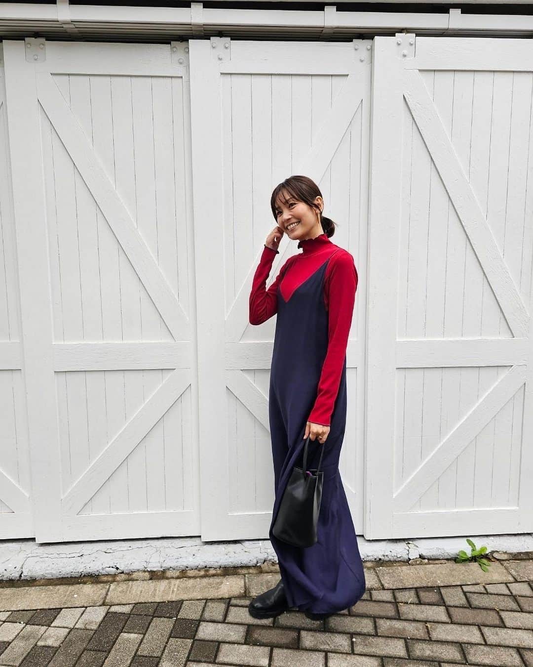 のインスタグラム：「この日も配色メローカットソーを着ていました😊  少し光沢のある滑らかなリブカットソー 今の季節ちょうど良い⭕️  tops @alsome_official  skirt @aton_tokyo  bag  @h.v.f.n」