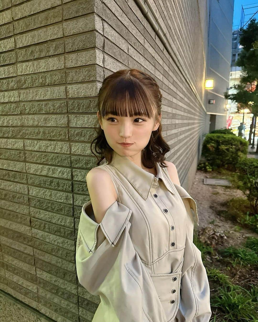 新澤菜央さんのインスタグラム写真 - (新澤菜央Instagram)「守ってあげたい感出てますか？☺︎  守りたい肩幅代表です❤︎ ⠀ #彼女の私服がかわいい #低身長コーデ #sサイズコーデ #156cm #骨格ウェーブ #dazzlin #ダズリン #大人ガーリー #ガーリーコーデ #ワンピース #ベージュコーデ #ベージュ族 #肩出し #fashion #code #dailylook #ootd」10月23日 20時20分 - _shinshin_48