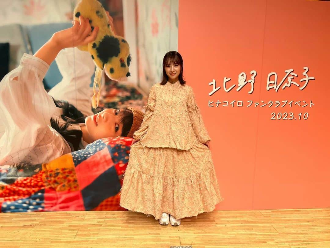 北野日奈子さんのインスタグラム写真 - (北野日奈子Instagram)「🐥🤎 昨日はファンクラブ「ヒナコイロ」のイベントでした🍀 久しぶりに皆さんと対面で会ってお話しできて、本当に元気がもらえました！そして、回を重ねるごとに会場の絆や温度が一つになっていくのを感じて心優しい愛に溢れたファンの方に支えられているファンクラブだなぁと感じました☺️ 仲良くしてくれてありがとう。今からでも全然遅くないので気になった方は「ヒナコイロ」の加入お待ちしてます🐶🩷 2部には宇宙から渡辺みり愛ちゃんが来てくれて、久しぶりにお腹が捩れるかと思いました🤡またお呼びさせてください。 昨日は未央奈と絢音ちゃんにも会えて、近くの劇場では伊織が主演舞台を頑張っていたりプチ二期生会だね!なんて、乃木坂の頃からお世話になっているメイクさんとお話しして、ひとりジーンとしてました。♡数年前まではみんな同じところにいて、同じ環境で一生懸命頑張りながら楽しんでいたけど、今は別々のところにいて、でもこうやってお仕事でも一緒になれるこの環境が本当にありがたいことなんだなぁと。。。当たり前じゃないからこそ、イベントを開いて会いに来てくださる皆さんの存在も支えてくださるスタッフさんの存在も、今でも繋がりをもって仲良くしてくれるメンバーのみんなにも本当に心から感謝です💐  個人的には1部のイベントに小学5.6年生の時の担任の先生が遊びに来てくれてて、それを会場のお客さんの間を練り歩いてる時に声をかけてくださり気づくという！！！！ チケットを取って会いに来てくださっているという！！！！ びっくりしすぎて、イベント中に先生とハグしたんだけどファンの方もみんな「おぉ〜！」って一緒に喜んでくれて😭 小学生ながらに愛をパワフルに伝えてくれる先生だなぁと思っていたけれど、それから15年経って27歳の大人になった私もまたこんなに愛をダイレクトに受け取れるなんて久しぶりだぁーーって感動していました☺️🩷先生いくつになったのだろう。。変わらなすぎてびっくり。。。  イベントは今年最後でしたが、なにかまだ年内にファンの方と交流できることないか考えながら提案してみます！これ勝手に言ってます！  #1部も2部も振り返ってみるとはちゃめちゃだったなぁ #お洋服はいつも可愛いidem#ヒナコイロ #PR #idem」10月23日 13時27分 - kitanohinako_official