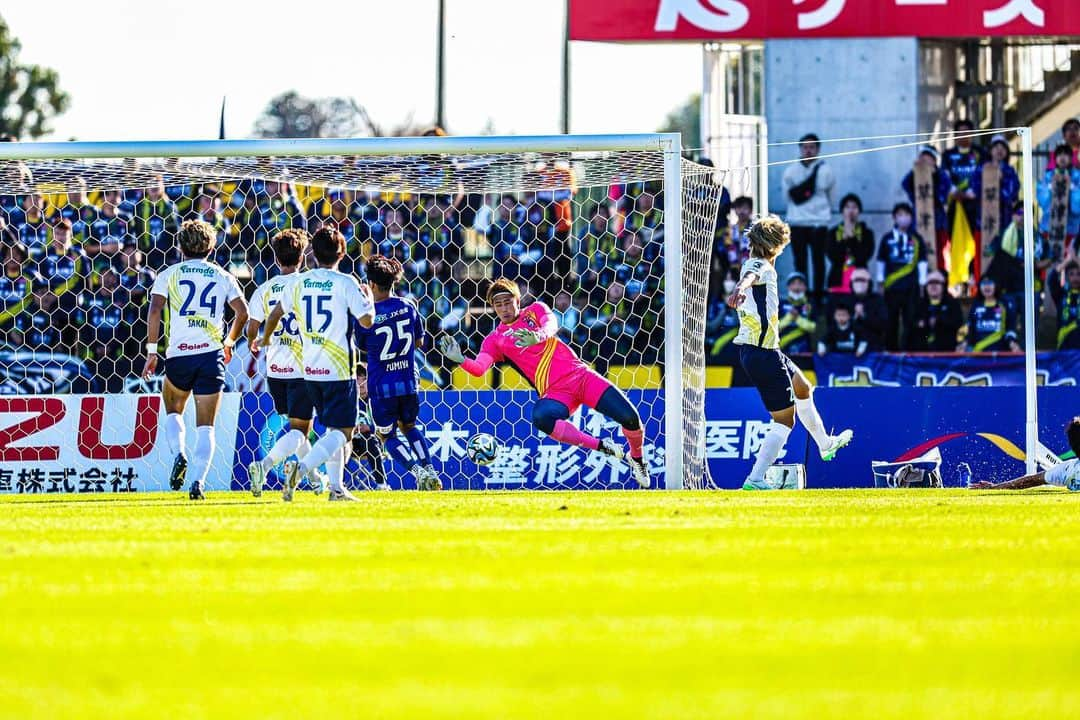 ザスパクサツ群馬さんのインスタグラム写真 - (ザスパクサツ群馬Instagram)「. 【#MatchPhoto】 . 📅10/22.sun 第39節vs #水戸ホーリーホック 2-1○ Win . リーグ戦も残り4試合となったところで迎えた今シーズン最後の #北関東ダービー は前半にビハインドを負いますがスタメン復帰となった #岡本一真 選手のゴールで同点、後半の #川本梨誉 選手が自ら獲得したPKを豪快に決めきり逆転勝利。6試合ぶりの勝利を飾りました。 . 前節のショッキングな敗戦は、今後の残りの試合をふまえても少なからず影響を与えるものではあったものの、これまでチームが積み上げてきたものが大きく崩すものではなくブレることなく変わらず準備してきたものが、昨日のピッチ上で結果となって現れました。 . 藤枝戦の結果が自分たちを改めて見つめ直すものにもなりましたし、反面「このままやり続ける」という指針を示すためにも、今節のダービーの勝利はどうしても欲しいところではありました。試合前には終盤戦にきてチームを離脱する選手も出て来ているような状況の中で、先制を許し嫌な空気が流れてもいましたが、慌てることなく徐々に自分たちのペースに持ち込み逆転する力こそがここまで積み上げてきたものの一つ。前節の結果、ダービーであること、5試合勝利から見放されていることやプレーオフ争いなど取り巻く様々な状況はあれど、そんなものは関係ないほどに心強い試合運びでした。 . 喜ばしい勝利ではありましたが、何も勝ち得ていませんし、しつこいようですが意識するのは過去ではなく次。なかなか勝てなかったダービーの歴史においても全勝で優勝を実現することが出来たのは遅くても、少しずつでも前進してきたから。自分たちの方向性の正しさを証明するチャレンジを残る3試合でやり遂げましょう。 . 最後になりますが、アウェイの地まで600名近い皆さまに後押しして頂きましたこと、改めて御礼申し上げます。最終節が終わった時にもっと大きな喜びを分かち合えるようにまた良い準備を進めます。 . 今節もそれぞれの場所で共に戦って下さった皆さま、ありがとうございます。 . ▼NEXT MATCH▼ 明治安田生命J2リーグ 第40節 🆚 #モンテディオ山形 🏟️ #NDソフトスタジアム山形 📅 2023.10.29.sun 🕑 14:00kickoff . #ザスパクサツ群馬 #thespa #everonward #MORE_AGGRESSIVE #myGunma #forGunma #jleague #明治安田生命J2リーグ」10月23日 13時39分 - thespakusatsugunma_official