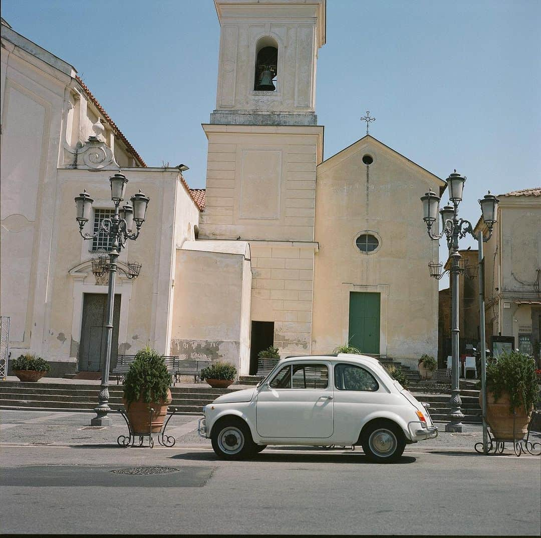 ペ・ジョンナムのインスタグラム：「귀여운 자동차 😊🚙🚗🚘 rolleiflex 2.8f aurum film photo 📸🎞️🎞️🎞️ #rolleiflex28f #filmphotography #120mmfilm #노보정노필터 #배작가」