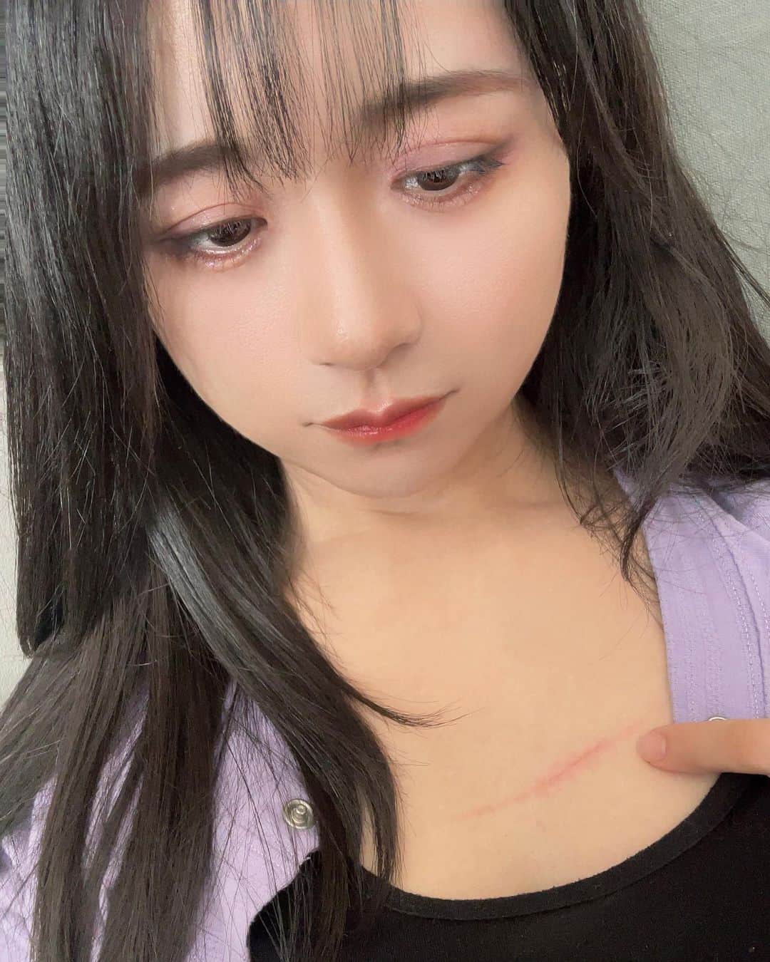久保亜沙香のインスタグラム：「こないだサビ猫の健康診断行ったら異常無しだけどちょっとダイエットかなって言われたんだ🏥 でその後病院に連れてったのですが、しがみついてきていつもより大暴れ🐈‍⬛  先生のことが怖いのかな〜？と思ったら、先生にも抱きついてたから体重計が嫌だったんだと思う。 わかるよ。 いやだよね。 乗るの。」