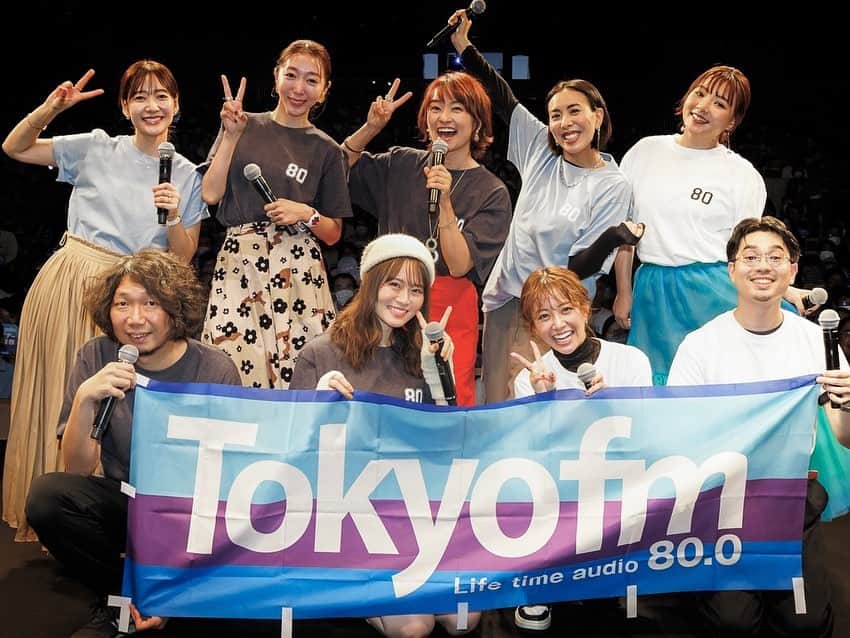 のインスタグラム：「TOKYO FMリスナー感謝祭2023「ワイドパーソナリティ大集合スペシャル」ありがとうございました！  愛あるリスナーさんとスタッフの皆さんに見守られながら 大好きな先輩方とたくさん喋って笑って楽しかった。 幸せな内輪ノリ。ジングル合唱も最高でした👏  ラジオで聴いてくださったリスナーさんも、それぞれの場所から一緒に歌ったり、クイズの答えを考えたりしたのかな。 SNSでも盛り上げてくださって嬉しかったです。 いつか集まりたいですね。  具体的なことを言うと、来週の10/30(月)〜11/2(木)の #ダレハナ @darehanatfm は公開生放送なので よろしければぜひビッグサイトまでお越しください。笑 　 そして今日も13:00〜生放送よろしくお願いします🤝🩵  #TOKYOFMリスナー感謝祭」
