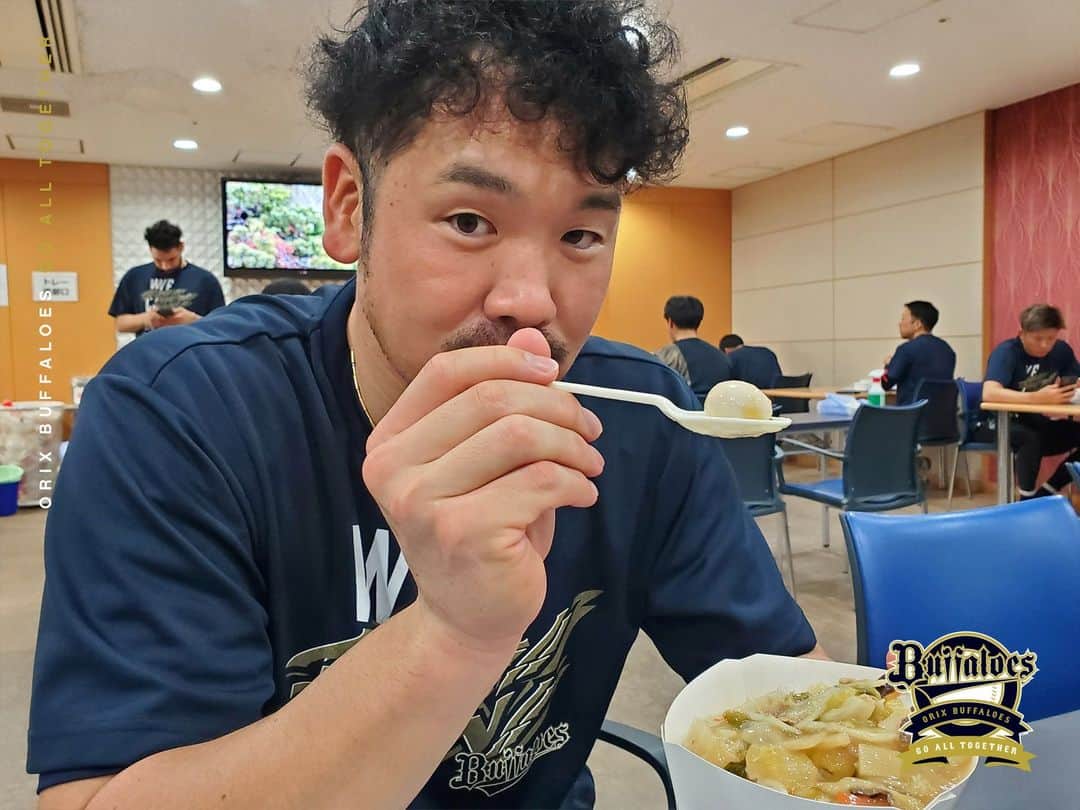 オリックス・バファローズさんのインスタグラム写真 - (オリックス・バファローズInstagram)「#ランチタイム #もぐもぐタイム #石川亮 #宗佑磨 #日常 #通常運転 #野口智哉 #曽谷龍平 #奈良県人会 #Tー岡田 #梵英心 コーチ #いじられてます #京セラドーム大阪 #全員で勝つ #Bs2023 #buffaloes #baseball #ORIX #プロ野球」10月23日 13時37分 - orix_buffaloes