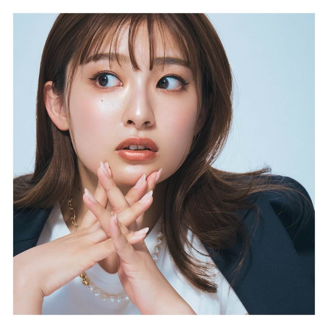 BAILAさんのインスタグラム写真 - (BAILAInstagram)「ジャケットの日のアイメイクは？ BAILA11月号「今日着たい服から考える秋顔レシピ」より。  BAILAの連載でおなじみのコンビ、ヘア＆メイクアップアーティスト河北裕介さん @kawakitayusuke とスタイリスト百々千晴さん @dodo_chiharu が、吉川愛さん @ai_yoshikawa_official 旬の秋顔を提案します  ✔︎ジャケット×スモーキーアイ  2023年のトレンドは・・・ 💁🏻‍♂️「ブラウン系シャドウでも透け感があったり、ややスモーキーなニュアンスが入っていたりと、質感や発色に新しさが。新作コスメを取り入れれば、簡単に今季らしい顔に」（河北さん）  LOOKのポイントは・・・ 💁‍♀️✔︎「不動の可愛さがある正統派の金ボタンの紺ブレ。カチッとしたジャケットにパールを合わせて柔らかいムードをプラスして」（百々さん） 💁🏻‍♂️✔︎「目元はカーキやグレー系でスモーキーに仕上げています。ジャケットにのムードに合わせてラインがガツンと入りつつも、パールやTシャツの要素で大人カジュアルに」（河北さん）  吉川さんは「ベーシックなコーデなのに、ひとくせ効いたアイメイクやアクセでおしゃれ上級者に！」とコメント♡  #吉川愛 #河北裕介  #百々千晴  #秋ファッション #秋メイク #ジャケットコーデ #紺ブレ #アイメイク #BAILA11月号 #baila_magazine」10月23日 13時48分 - baila_magazine