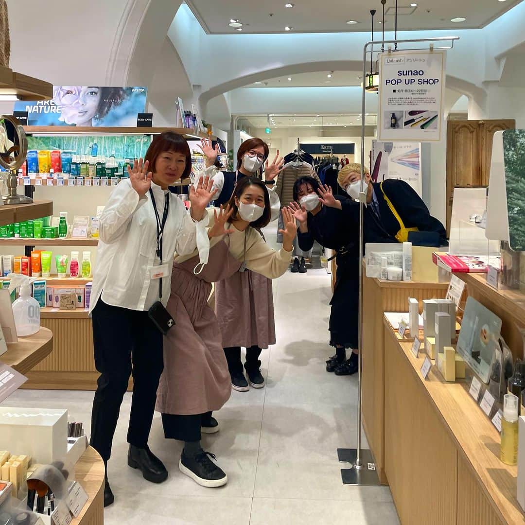 山本浩未さんのインスタグラム写真 - (山本浩未Instagram)「久しぶりの鹿児島 🌋🍠🐖⛩️🍶🍜🍧🐻‍❄️🍢♨️  新刊発売を記念して 山形屋 で開催された「ウェルネスビューティトーク」をUnleash✖️sunao✖️uzu  のご協力で、たくさんの方にお集まりいただき、ありがとうございました😊💕  sunao青山さんとのビューティトーク、 自身を知る「ヅカ姫チャート」の解説、更にお客様にモデルになっていただいてのメイクデモ👀✨ 本をお買いになっていただいた方には、ヅカ姫ワンポイントアドバイスも👆🏻✨  楽しみにお待ちいただいていたり、遠くからわざわざ参加して下さったり、通りすがりに立ち止まって下さった皆さま方々😆‼️  自分勝手でいいんです 好奇心をもって、 やってみる 出かけてみる  ありがとうございました♥️  まったねぇ〜👋🏻  #60歳ひとり暮らし毎日楽しい理由 #60歳毎日楽しい理由 #山本浩未 #sunao #uzu #全国横断ブックツアー #山本浩未のBOOKTOUR #鹿児島 #山形屋  全国横断BOOKTOUR📕  入力…」10月23日 13時42分 - hiromicoy