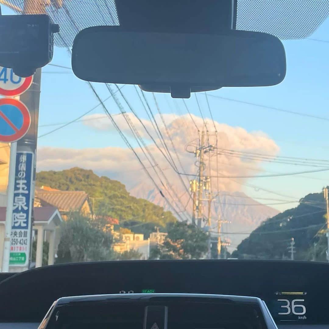 山本浩未さんのインスタグラム写真 - (山本浩未Instagram)「久しぶりの鹿児島 🌋🍠🐖⛩️🍶🍜🍧🐻‍❄️🍢♨️  新刊発売を記念して 山形屋 で開催された「ウェルネスビューティトーク」をUnleash✖️sunao✖️uzu  のご協力で、たくさんの方にお集まりいただき、ありがとうございました😊💕  sunao青山さんとのビューティトーク、 自身を知る「ヅカ姫チャート」の解説、更にお客様にモデルになっていただいてのメイクデモ👀✨ 本をお買いになっていただいた方には、ヅカ姫ワンポイントアドバイスも👆🏻✨  楽しみにお待ちいただいていたり、遠くからわざわざ参加して下さったり、通りすがりに立ち止まって下さった皆さま方々😆‼️  自分勝手でいいんです 好奇心をもって、 やってみる 出かけてみる  ありがとうございました♥️  まったねぇ〜👋🏻  #60歳ひとり暮らし毎日楽しい理由 #60歳毎日楽しい理由 #山本浩未 #sunao #uzu #全国横断ブックツアー #山本浩未のBOOKTOUR #鹿児島 #山形屋  全国横断BOOKTOUR📕  入力…」10月23日 13時42分 - hiromicoy