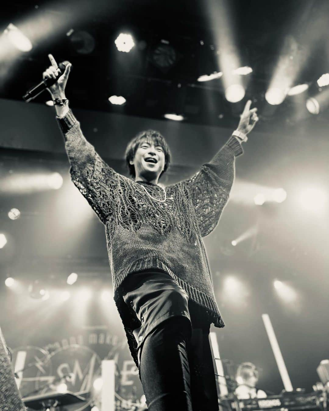 荒幡亮平さんのインスタグラム写真 - (荒幡亮平Instagram)「2023.10.21 #柿原徹也  『LIVE TOUR 2023 “Wanna make you SMILE”』 仙台Rensa  ライブ中に演奏しないで客席に降りて撮影するのが定番になってきてしまいました。 僅かな滞在時間、駆け込みで地物の寿司を少々味わえました🍣 今週末は名古屋へ！引き続き頑張ります！  #wannamakeyousmile  #🎤🎹🥁🎸🎸🎸」10月23日 13時44分 - ryoheiarahata