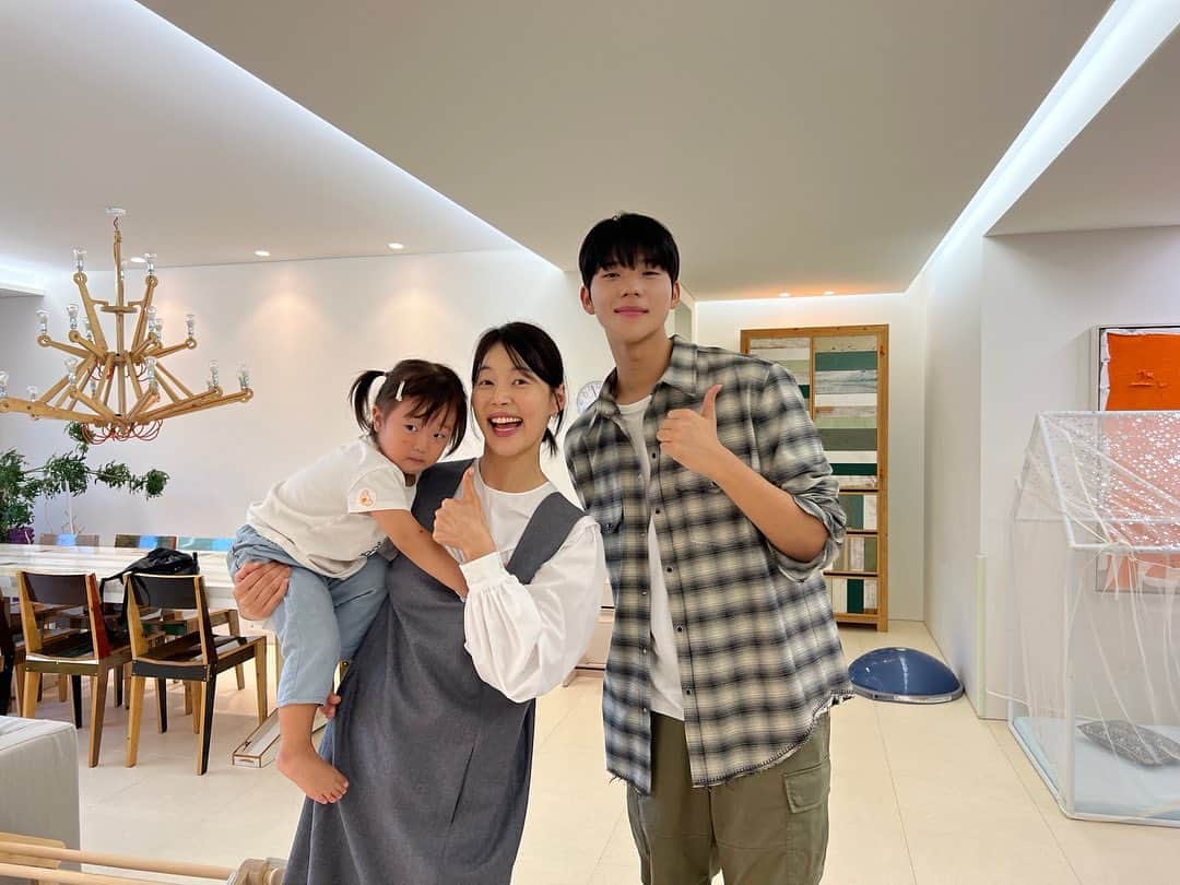 ハン・ジヘさんのインスタグラム写真 - (ハン・ジヘInstagram)「우리 아이랑 사진한장만 찍어주세요~~~ 저도 이런상황 많이 겪었는데요… 그럴때마다 늘 아이들이 사진찍기 싫어~~ 하면서 울었었어요.. 울고부는 아가랑 찍기 난감할때도 있었는데 우리애가!!!! 우리 슬이도 똑같더라구요 😆😂😂🤭🤭🫠🫠🫠 ㅎㅎㅎ 어찌나 미안하던지. 그래도 사진은 남았답니다. ㅎㅎ (사진찍어 기념하고픈 애미마음 😂) 기꺼이 유튭에 출연해준 문상민 배우님 감사합니다 🙏🏻🙆🏻‍♀️🫶🏻 유튭은 프로필에 링크 있어요!!! 많이많이 놀러와주세요!!^^」10月23日 13時49分 - jh_han