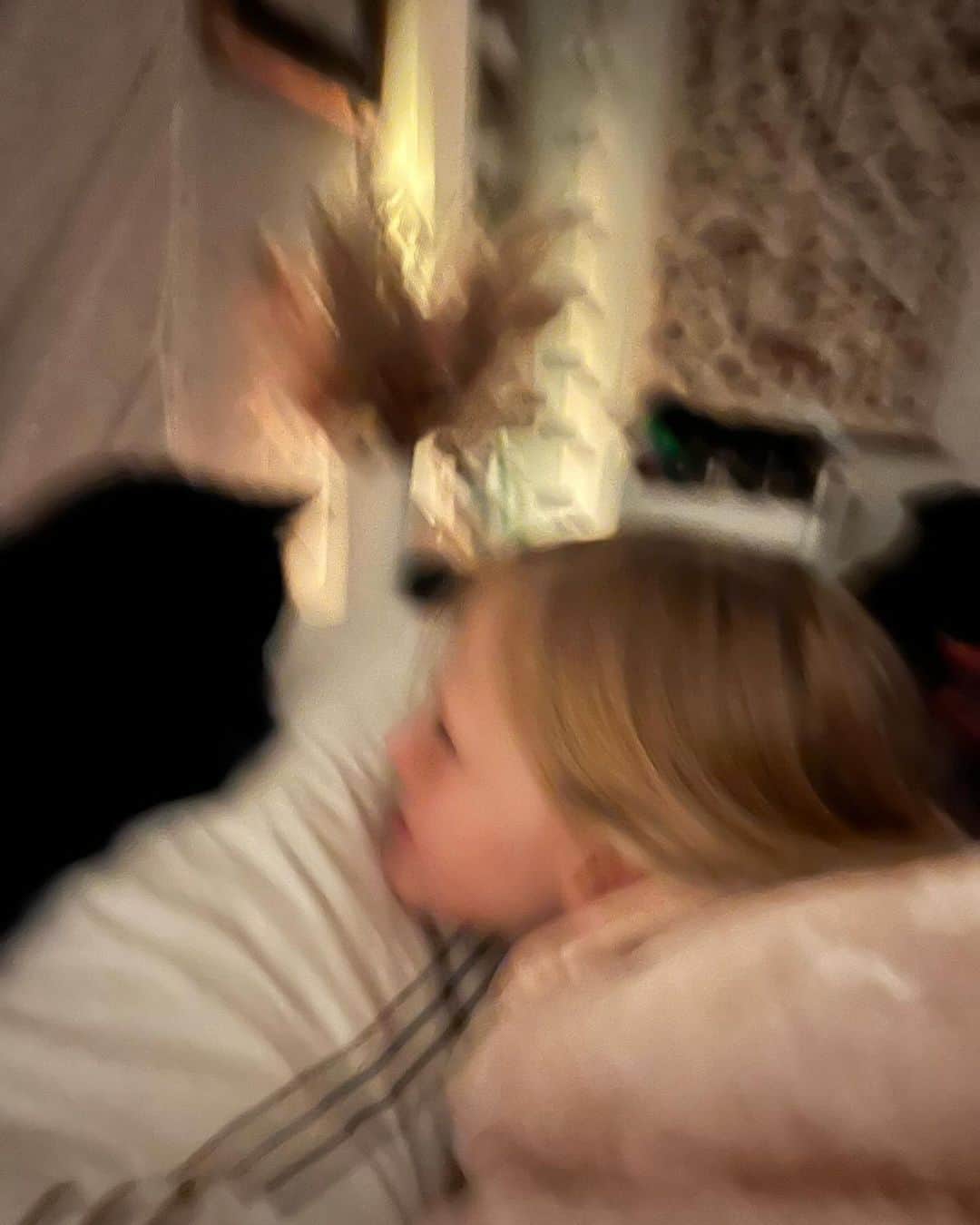 テス・ホリデーのインスタグラム：「Praying that raising my boys to love cats will make them softer in life. I’ll let you know how it goes 🫶」