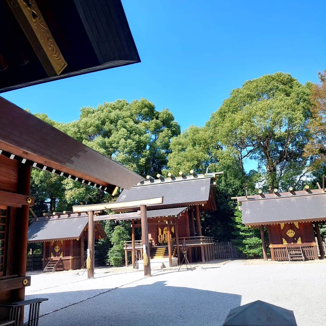 愛華みれのインスタグラム：「検査のあと～  神社拝殿☀️🌃  すごい～🎶  私の救急の時、姉がお参りしてくれたらしく、、  お礼参り🎵  おみくじも❗  ２つ、、そして大吉  太陽のお守り　もらいました😃」