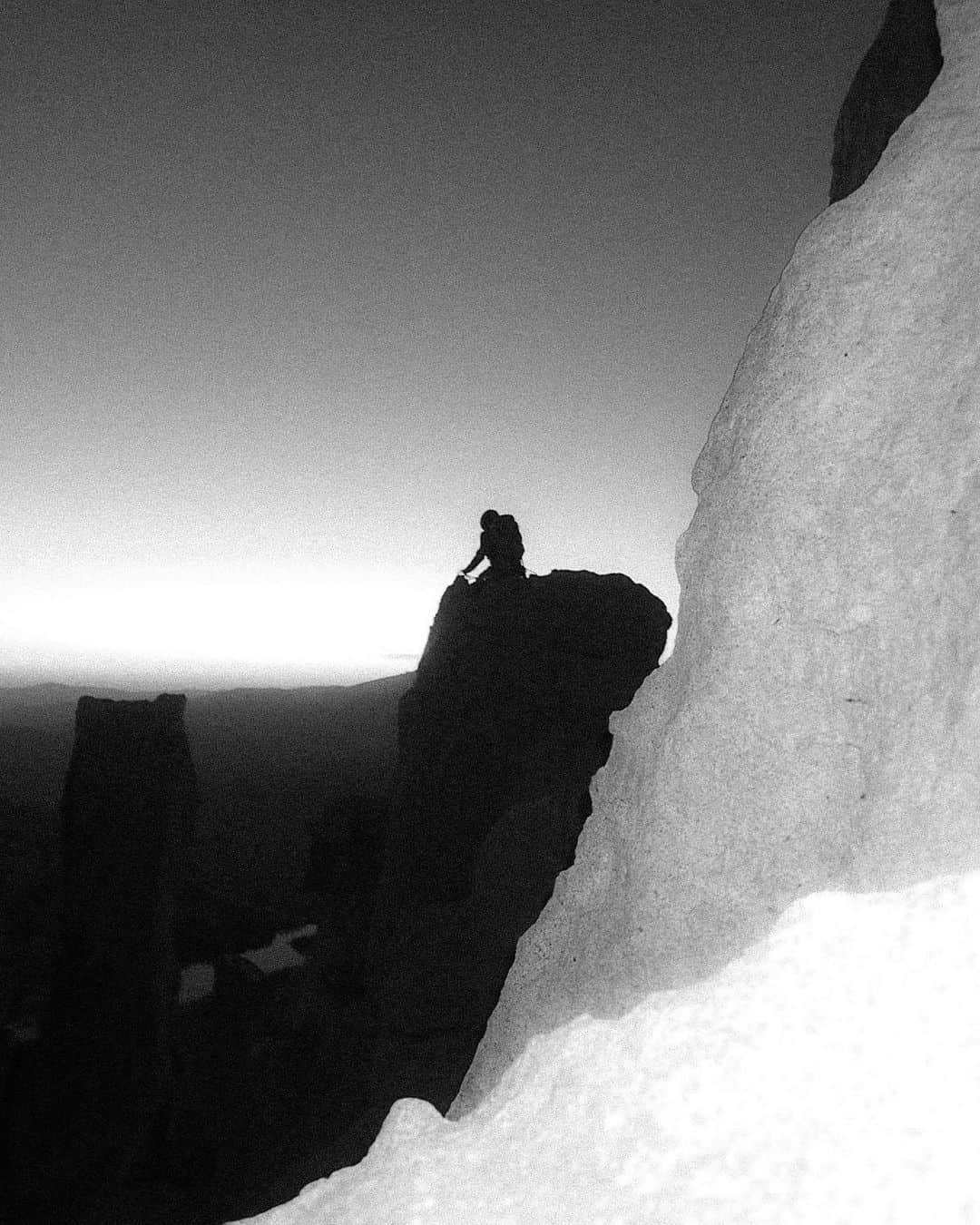 松島エミさんのインスタグラム写真 - (松島エミInstagram)「🖤  . .  #yosemite#camping#camp4#climbingtrip#girlswhoclimb #キャンプ#アウトドア #outdoorslife #outdoorsy#森林浴#sierranevada#californiaadventure#shemovesmountains #shesendscollective#yosemitenationalpark #クライミング#クライミング女子#tuolumne#optoutside#outdoors#naturetime#yosemiteclimbing#arcteryx#arcteryxsystema#climbinggirls#nationalpark#outdoorgirl」10月23日 13時57分 - emimatsushima