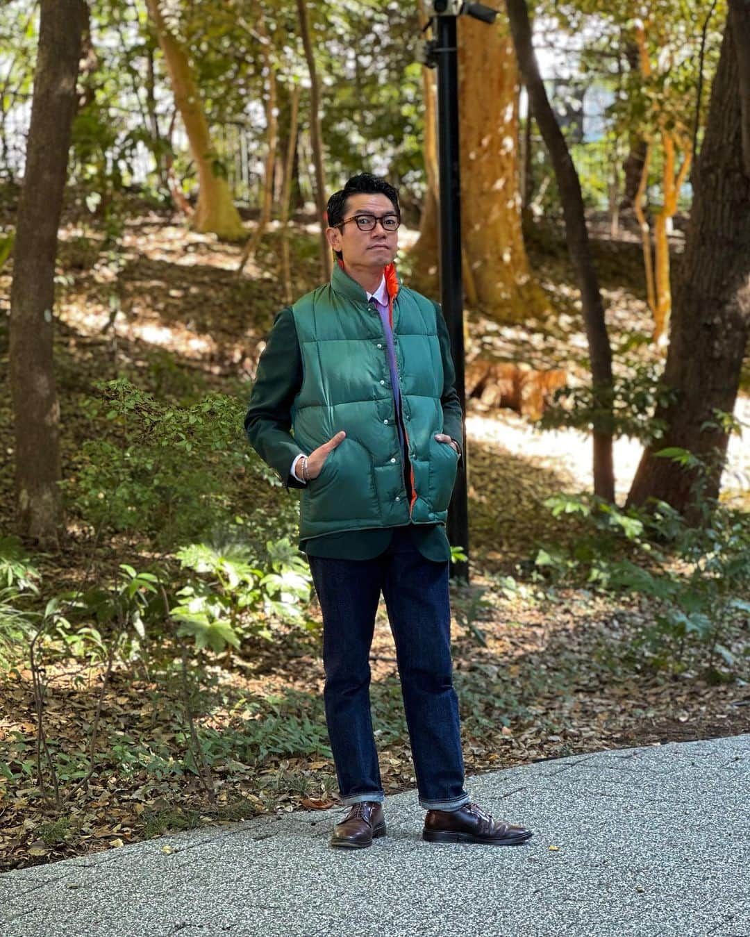 BEAMS+さんのインスタグラム写真 - (BEAMS+Instagram)「…  BEAMS PLUS STYLE.  SIERRA DESIGNS × BEAMS PLUS " REVERSIBLE DOWN VEST "  The green and orange colors give a strong outdoor impression. The size of the jacket is also a key point, as it can be worn over coveralls. By wearing it over a blazer, a kind of style can also be proposed.  -----------------------------  グリーン×オレンジのカラーはアウトドア色が強い印象に。カバーオールの上からでも羽織れるサイズ感もポイント。ブレザーの上から羽織る事で、一種のスタイルも提案出来ます。  . @sierradesigns @sierradesigns_japan @beams_plus @beams_plus_harajuku @beams_plus_yurakucho #sierradesigns #beamsplus  #downvest  #outdoorstyle」10月24日 20時00分 - beams_plus_harajuku