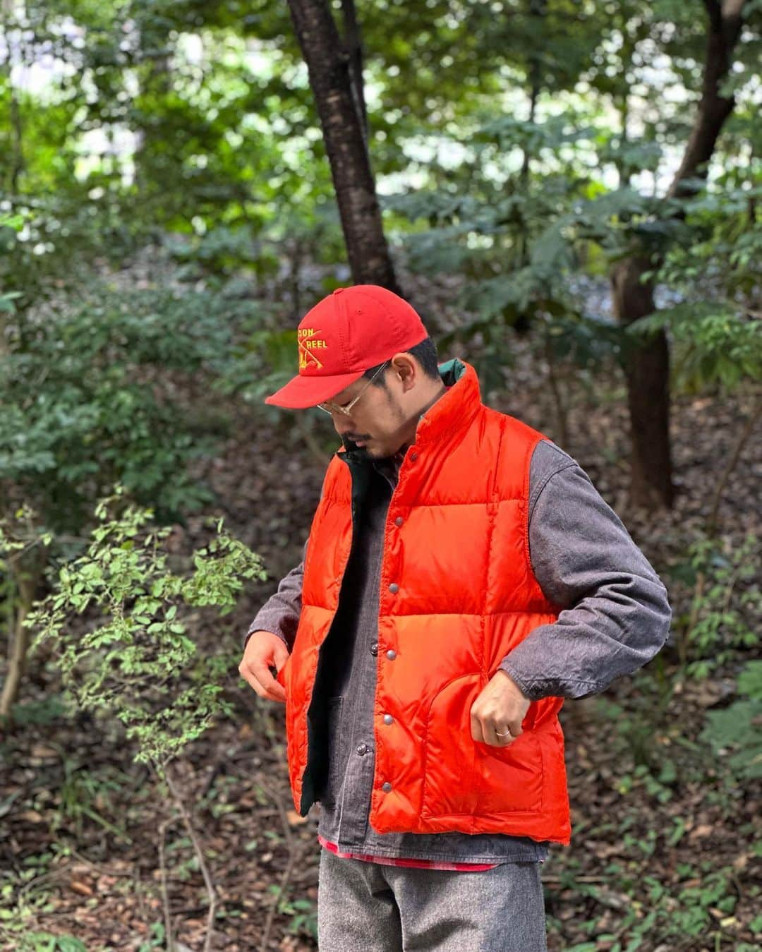 BEAMS+さんのインスタグラム写真 - (BEAMS+Instagram)「…  BEAMS PLUS STYLE.  SIERRA DESIGNS × BEAMS PLUS " REVERSIBLE DOWN VEST "  The green and orange colors give a strong outdoor impression. The size of the jacket is also a key point, as it can be worn over coveralls. By wearing it over a blazer, a kind of style can also be proposed.  -----------------------------  グリーン×オレンジのカラーはアウトドア色が強い印象に。カバーオールの上からでも羽織れるサイズ感もポイント。ブレザーの上から羽織る事で、一種のスタイルも提案出来ます。  . @sierradesigns @sierradesigns_japan @beams_plus @beams_plus_harajuku @beams_plus_yurakucho #sierradesigns #beamsplus  #downvest  #outdoorstyle」10月24日 20時00分 - beams_plus_harajuku