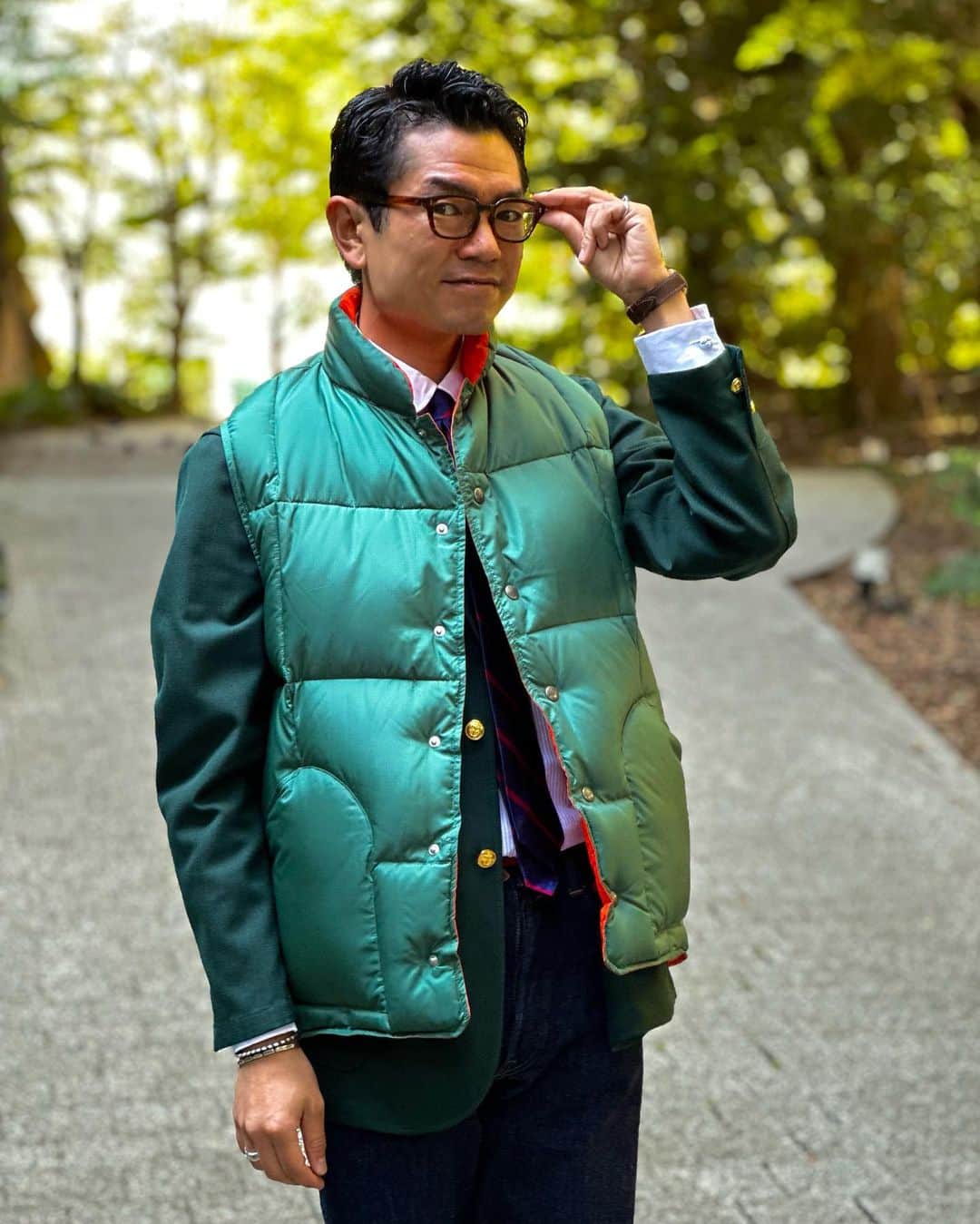 BEAMS+さんのインスタグラム写真 - (BEAMS+Instagram)「…  BEAMS PLUS STYLE.  SIERRA DESIGNS × BEAMS PLUS " REVERSIBLE DOWN VEST "  The green and orange colors give a strong outdoor impression. The size of the jacket is also a key point, as it can be worn over coveralls. By wearing it over a blazer, a kind of style can also be proposed.  -----------------------------  グリーン×オレンジのカラーはアウトドア色が強い印象に。カバーオールの上からでも羽織れるサイズ感もポイント。ブレザーの上から羽織る事で、一種のスタイルも提案出来ます。  . @sierradesigns @sierradesigns_japan @beams_plus @beams_plus_harajuku @beams_plus_yurakucho #sierradesigns #beamsplus  #downvest  #outdoorstyle」10月24日 20時00分 - beams_plus_harajuku