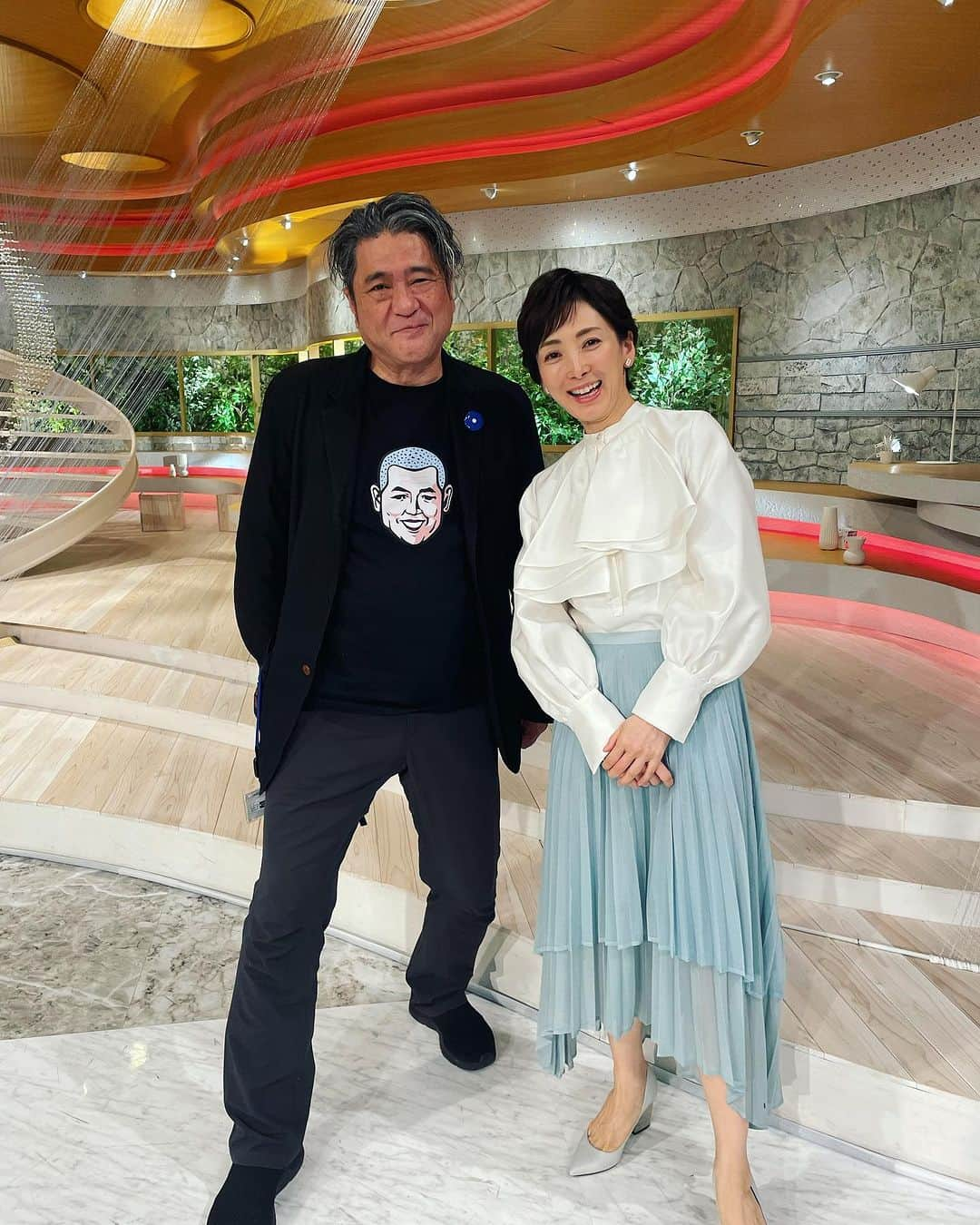 塩田真弓さんのインスタグラム写真 - (塩田真弓Instagram)「中村政人さんインタビューの肝心のリンク🔗を プロフィールに貼りました  東京・神田の巨大な顔、 どこかで見たことがあるようなー そこはかつてオーダーYシャツ専門店でした。 1920年に建てられ、時代の流れで両サイドは 高いビルとなり、顔はまさに板挟み状態に。 この巨大な顔を掲げる建物ごとアートと捉え、体感できる。  そんな作品を擁するのが東京ビエンナーレ。 (開催中〜2023年11月5日)2年に1度、2回目の開催です。 ゲストは総合プロデューサーでアーティスト/ 東京藝術大学教授の中村政人さん。  都市で開催する芸術祭の狙い、 そしてかつてヴェネツィア・ビエンナーレ日本代表を 務めた中村さんが  「アートとは アーティストだけによって創られるのではなく、 街が培ってきた歴史性や経済性を含む 地域の創造力によって創られていくもの」  と発信し続ける意味をたっぷり聞きました。  10/28(土)中村政人さんによる解説ツアー開催 11/5(日)寛永寺住職と中村政人さんの解説  #中村政人 さん #総合プロデューサー #東京ビエンナーレ #tokyobiennnale #masatonakamura #tokyouniversityofarts #kaneiji」10月23日 13時53分 - mayumi_shiota_