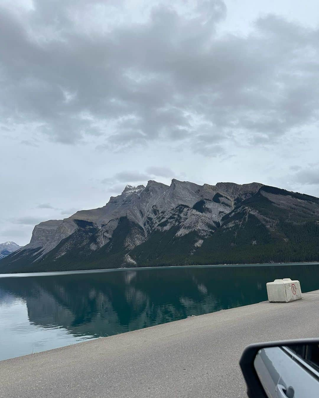 ブライス・シューダックさんのインスタグラム写真 - (ブライス・シューダックInstagram)「Just some life lately. ⛰️🐶🙂  #exploringandstuff #livinitupbeforewintet #alberta #home #banff」10月23日 13時53分 - brycechudak