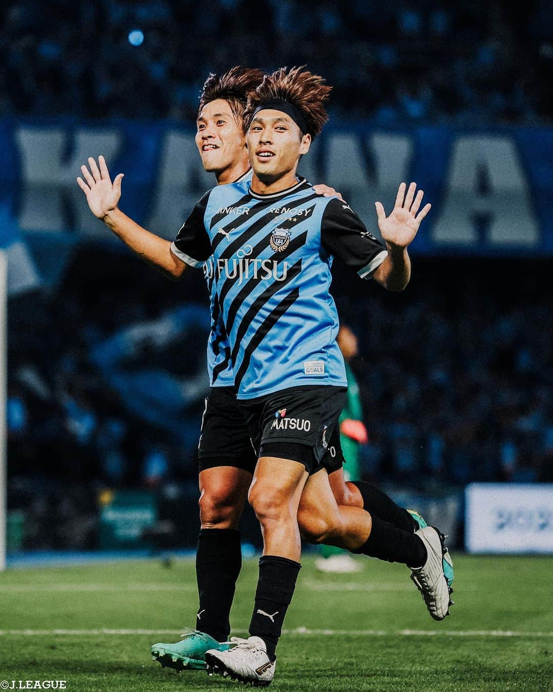 Ｊリーグさんのインスタグラム写真 - (ＪリーグInstagram)「📸𝐉.𝐋𝐄𝐀𝐆𝐔𝐄 𝐏𝐡𝐨𝐭𝐨𝐠𝐫𝐚𝐩𝐡⚽  ∼明治安田生命Ｊ１リーグ第30節∼ 優勝争い、残留争いが激しくなり、1試合の重みが増してきた週末のゲーム‼️ どのクラブが歓喜の瞬間を迎えるのか…🔥  #横浜Fマリノス #杉本健勇 #ヴィッセル神戸 #井出遥也 #川崎フロンターレ #遠野大弥 #横浜FC #井上潮音 #名古屋グランパス #藤井陽也 #浦和レッズ #荻原拓也 #湘南ベルマーレ #大橋祐紀 #セレッソ大阪 #サンフレッチェ広島 #サガン鳥栖  #Jリーグ #jleague #サッカー #soccer #football #J30」10月23日 13時56分 - jleaguejp