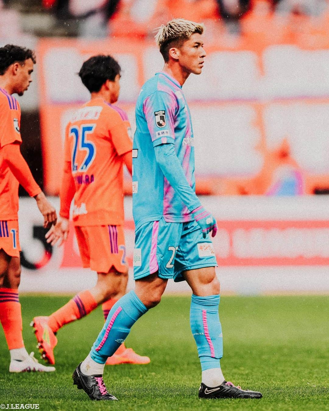 Ｊリーグさんのインスタグラム写真 - (ＪリーグInstagram)「📸𝐉.𝐋𝐄𝐀𝐆𝐔𝐄 𝐏𝐡𝐨𝐭𝐨𝐠𝐫𝐚𝐩𝐡⚽  ∼明治安田生命Ｊ１リーグ第30節∼ 優勝争い、残留争いが激しくなり、1試合の重みが増してきた週末のゲーム‼️ どのクラブが歓喜の瞬間を迎えるのか…🔥  #横浜Fマリノス #杉本健勇 #ヴィッセル神戸 #井出遥也 #川崎フロンターレ #遠野大弥 #横浜FC #井上潮音 #名古屋グランパス #藤井陽也 #浦和レッズ #荻原拓也 #湘南ベルマーレ #大橋祐紀 #セレッソ大阪 #サンフレッチェ広島 #サガン鳥栖  #Jリーグ #jleague #サッカー #soccer #football #J30」10月23日 13時56分 - jleaguejp