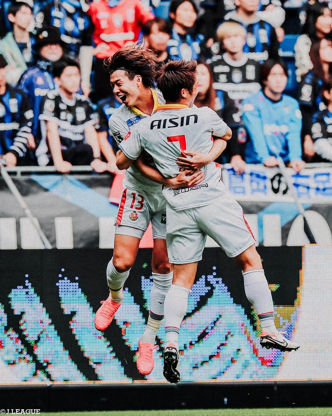 Ｊリーグさんのインスタグラム写真 - (ＪリーグInstagram)「📸𝐉.𝐋𝐄𝐀𝐆𝐔𝐄 𝐏𝐡𝐨𝐭𝐨𝐠𝐫𝐚𝐩𝐡⚽  ∼明治安田生命Ｊ１リーグ第30節∼ 優勝争い、残留争いが激しくなり、1試合の重みが増してきた週末のゲーム‼️ どのクラブが歓喜の瞬間を迎えるのか…🔥  #横浜Fマリノス #杉本健勇 #ヴィッセル神戸 #井出遥也 #川崎フロンターレ #遠野大弥 #横浜FC #井上潮音 #名古屋グランパス #藤井陽也 #浦和レッズ #荻原拓也 #湘南ベルマーレ #大橋祐紀 #セレッソ大阪 #サンフレッチェ広島 #サガン鳥栖  #Jリーグ #jleague #サッカー #soccer #football #J30」10月23日 13時56分 - jleaguejp