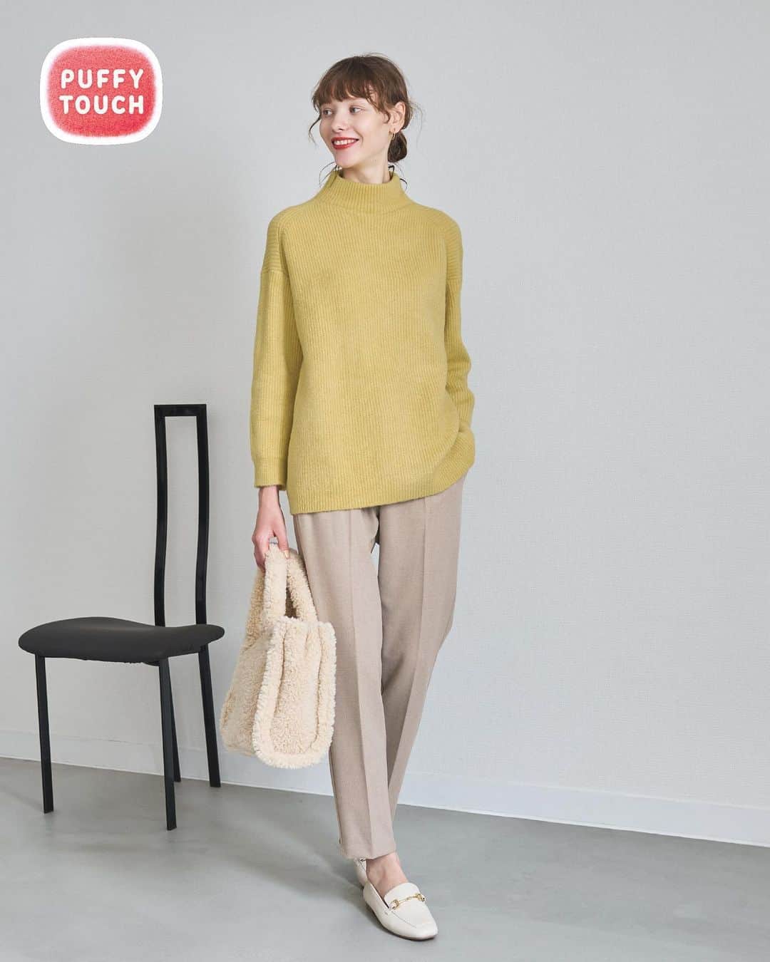 GUのインスタグラム：「. Puffy Touch Knit さわりたくなる、ふわふわニット  首元ハイネックだけど、ちくちくしない快適な着心地。  ____________________  パフィータッチオーバーサイズハイネックセーター(長袖) ¥2,490 品番：347903  ____________________  #パフィータッチニット #puffytouchknit #ニット #knit #セーター#sweater #冬コーデ #wintercoordinate #GUコーデ #GUfashion #YOURFREEDOM #GU #ジーユー」