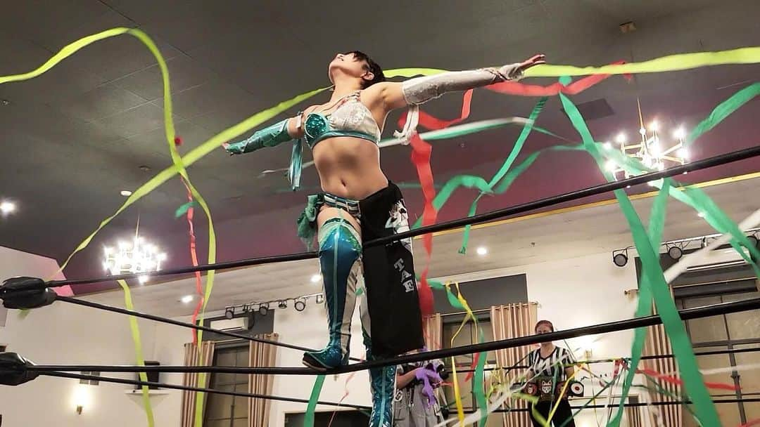 本間多恵のインスタグラム：「☆*:.｡.  First time in America, first time in Los Angeles, first time wearing a ring...Thank you!!  #KitsuneWW #wrestler #luchadora #america #losangeles #thankyou #love」