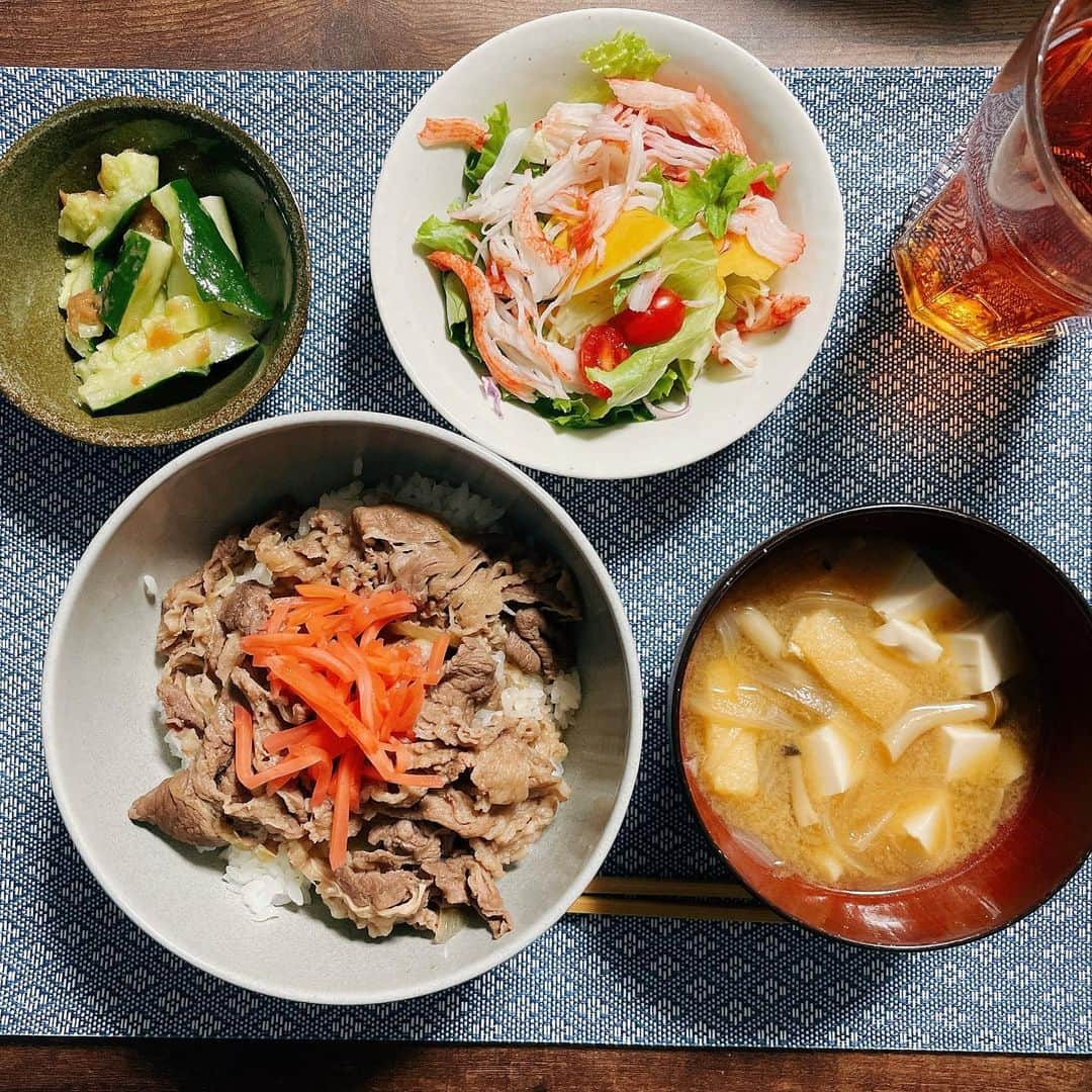 吉田友利恵さんのインスタグラム写真 - (吉田友利恵Instagram)「🤤😋🤤 最近のご飯✌️🍚 栄養ある物を摂るように バランス見て作るようになってきてる🥹 写真撮るの上手くなりたい。(笑)  ①トマトモッツァレラパスタ🍝 ②白菜と鶏肉のあんかけ丼 ③🍢 ④お決まりの🍢の次の日はその出汁で🍛 ⑤牛丼 ⑥バランス定食(便利な名前) ⑦ビビンバ(温泉卵むずい😏) ⑧ばくだん丼(ユッケタレ作ってかけた🤍) ⑨ハンバーグプレート ⑩冷しゃぶ  写真入りきらなかった。(笑)  #映えとは  #おうちごはん #ご飯 #ご飯記録」10月23日 14時14分 - _yurieyoshida_