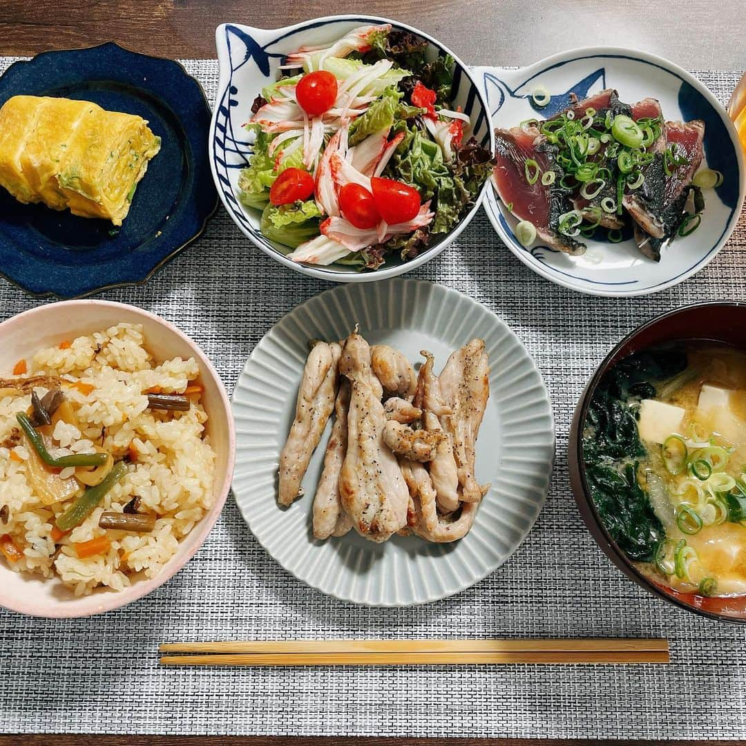 吉田友利恵さんのインスタグラム写真 - (吉田友利恵Instagram)「🤤😋🤤 最近のご飯✌️🍚 栄養ある物を摂るように バランス見て作るようになってきてる🥹 写真撮るの上手くなりたい。(笑)  ①トマトモッツァレラパスタ🍝 ②白菜と鶏肉のあんかけ丼 ③🍢 ④お決まりの🍢の次の日はその出汁で🍛 ⑤牛丼 ⑥バランス定食(便利な名前) ⑦ビビンバ(温泉卵むずい😏) ⑧ばくだん丼(ユッケタレ作ってかけた🤍) ⑨ハンバーグプレート ⑩冷しゃぶ  写真入りきらなかった。(笑)  #映えとは  #おうちごはん #ご飯 #ご飯記録」10月23日 14時14分 - _yurieyoshida_