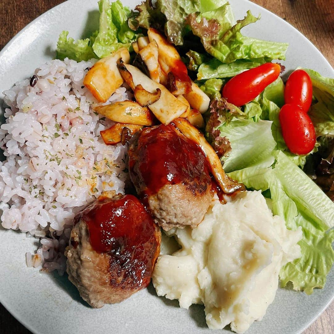 吉田友利恵さんのインスタグラム写真 - (吉田友利恵Instagram)「🤤😋🤤 最近のご飯✌️🍚 栄養ある物を摂るように バランス見て作るようになってきてる🥹 写真撮るの上手くなりたい。(笑)  ①トマトモッツァレラパスタ🍝 ②白菜と鶏肉のあんかけ丼 ③🍢 ④お決まりの🍢の次の日はその出汁で🍛 ⑤牛丼 ⑥バランス定食(便利な名前) ⑦ビビンバ(温泉卵むずい😏) ⑧ばくだん丼(ユッケタレ作ってかけた🤍) ⑨ハンバーグプレート ⑩冷しゃぶ  写真入りきらなかった。(笑)  #映えとは  #おうちごはん #ご飯 #ご飯記録」10月23日 14時14分 - _yurieyoshida_