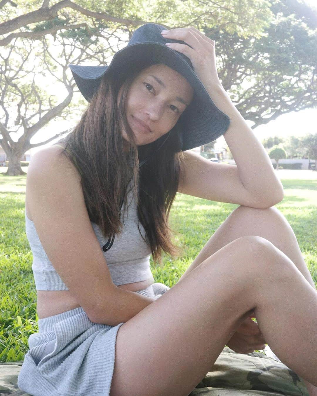 黒木メイサのインスタグラム：「ちょっとドライブしてのんびりしに。  一枚目 顔もお腹もスーパーリラックス🍃 二枚目は緊張感持ってみた🤪  Hat:PRADA Top:zara  Bottom:Alo」