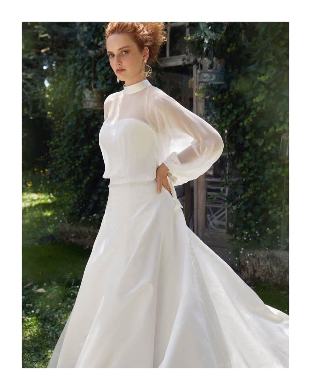 NOVARESE Dress Officialのインスタグラム：「⁡ レースのビスチェとミカド・シルクのスカートにジョーゼットのブラウスを合わせたドレスです ブラウスの袖口は、リボンカフスが飾ります 背中のあきが軽やかな印象です ⁡ お問い合わせ、試着予約は、お近くのノバレーゼまで ⁡ Dress: EPNV110 (Novarese) @novaresewedding  ⁡ #ノバレーゼウエディング #ノバレーゼ #ノバレーゼドレス #プレ花嫁 #東京花嫁 #関西花嫁 #名古屋花嫁 #広島花嫁 #福岡花嫁 #ウエディングドレス #ノバレーゼ花嫁 #novaresewedding #novarese #novareseexclusive」