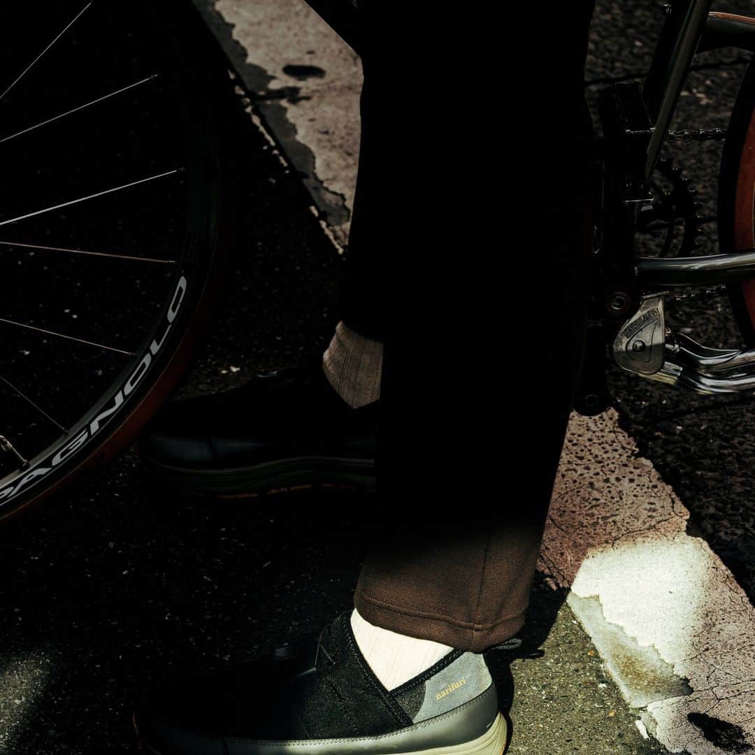 McGuffinさんのインスタグラム写真 - (McGuffinInstagram)「⚡️McGuffin Street News⚡️  《rig FOOTWEAR》×《narifuri》コラボが今シーズンも登場 人気の冬用リカバリーサンダルがサイクリスト仕様に!  @rigfootwear @narifuri_japan  URBAN(都会)と FIELD(外遊び)、異なる 2 つの顔を持った《rig FOOTWEAR》と《narifuri》のタッグで贈る冬のリカバリーサンダル。2019 年に日本発のリカバリーサンダルブランドとして誕生した《rig FOOTWEAR(リグ フットウェア)》と、自転車乗りに必要な機能とファッションを融合させたライフスタイルブランド《narifuri(ナリフリ)》によるコラボレーションが今シーズンも登場! 今回は初となる秋冬シーズンのコラボで、スノーボーダーなどから熱烈な支持を集める冬用リカバリーサンダル“doob/ドゥーブ”をベースとして採用。1st コラボでも採用されていたオレンジをキーカラーとして落とし込みつつ、narifuri を象徴する URBAN(都会)なイメージをブラック、今秋からスタートする FIELD(外遊び)をカーキで表現した2色をラインナップ。機能としては血行を促進する保温性の高いアッパーに加え、夜間の視認性を高めるリフレクターがブランドネームと共に備わっており、サイクリストを中心に注目を集めること間違いなし。一般リリースは 11 月 2 日(木)からで、それに先駆けて 10 月 27 日(金)より先行予約が開始されるようなので、秋冬スタイリングの足元にお悩みの方は是非。  《ABOUT rig FOOTWEAR》 rig は日本人の足の特徴に基づいたフッドベッドを採用し、日本人にとって最も快適になるように設計。欧米人と日本人の足の特徴を研究し、約 4 年の開発を経て 2019 年に日本初のリカバリーサンダルブランドとして誕生した。アスリートの負荷やストレスを軽減させることをコンセプトに、トレイルランニングやMTB、ロードバイクやトライアスロンなどの様々なアスリートの声を反映させ、常に素材の研究開発を行っており技術革新を追求している。 BRAND HP:https://rigfootwear.com  《ABOUT narifuri》 新しい価値観の「身なり=nari」と「振る舞い=furi」を創造している。自転車に乗ることを想定した機能と、街に溶け込むデザイン。街乗りのユニフォームとして、あらゆるシーンで自由に着こなせるカジュアルウェアの提案、また、街乗りだけでなくロングライドにも対応したコレクション。移動手段として必要な機能性とデザインをミックスしたハイブリットサイクルウェアやビジネスに通用する仕立ての良さと、ライドに耐えうる機能と耐久性を高度に融し、自転車通勤など、ルールにとらわれないクリエイティブなビジネススタイルをサポートしている。 BRAND HP:https://www.narifuri.com  #rigFOOTWEAR #リグフットウェア #narifuri #ナリフリ」10月23日 14時08分 - mcguffin_official