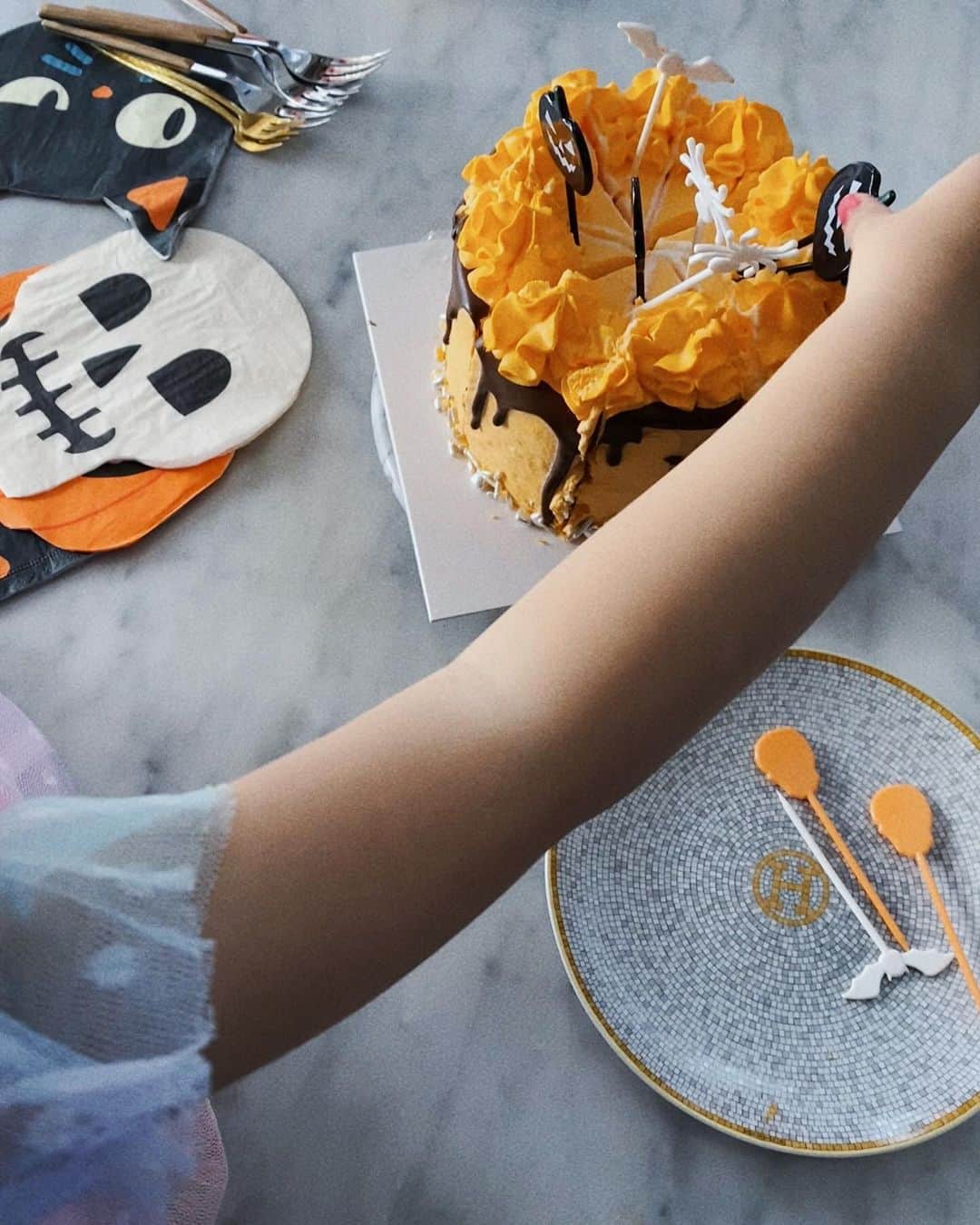 野崎玲欧奈のインスタグラム：「ＨＡＬＬＯＷＥＥＮ🎃  義理の両親&仲良しファミリーとでハロウィンパーティー  去年は着せられてる感満載な仮装だったけど 今年は前のめりに衣装を決めてウキウキで過ごしたチビ。  気に入りすぎて毎日着たいって言ってる😇  Temuってサイトが最近お気に入りで イベントごとにポチポチ👆🏻 デザインもプライスも可愛くてオススメです！」