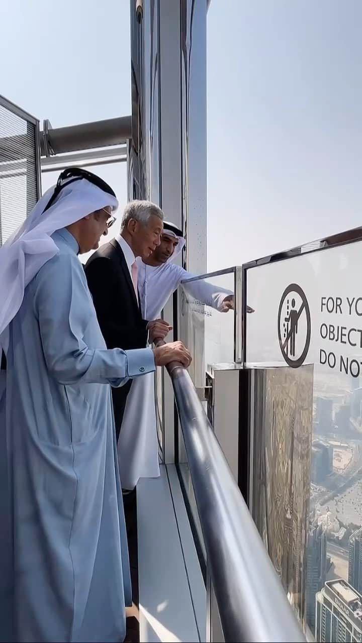 リー・シェンロンのインスタグラム：「Am back home! 🇸🇬 Had a productive time in the UAE.   I visited the iconic Burj Khalifa in Dubai, the tallest building in the world. Afterwards, was hosted to lunch by the Deputy Prime Minister, Minister of Finance​ and Deputy Ruler of Dubai His Highness Sheikh @maktoum_mrm. Also had the pleasure of meeting with Singaporeans residing in the UAE for a very belated National Day celebration. Glad to see that they are doing well!   In Abu Dhabi, I visited the Abu Dhabi National Oil Company (ADNOC) and learnt about the UAE’s energy transition plans. Later that day I laid a wreath at Wahat Al Karama to pay tribute to fallen Emirati soldiers before meeting President and Ruler of Abu Dhabi His Highness Sheikh @mohamedbinzayed at Qasr Al Watan, the beautiful presidential palace. Also had tea with Abu Dhabi Crown Prince, His Highness Sheikh Khaled Bin Mohamed Bin Zayed Al Nahyan, and invited him to visit Singapore soon.  Glad to have experienced the warm hospitality of our Emirati hosts and to have advanced joint efforts between Singapore and the UAE in key areas such as the green economy, climate change and AI through the exchange of MOUs and agreements. I look forward to strengthening our excellent ties to deepen collaboration in the future! – LHL  (PMO Video by Ronice Li)」
