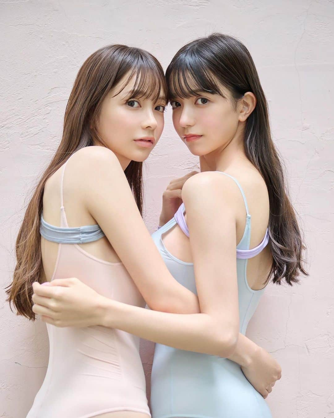 森ふう花さんのインスタグラム写真 - (森ふう花Instagram)「『週プレ45号』にてききとの双子グラビアが本日発売です☺️！ . 念願の2人でのグラビアすごくやりたかったので今回夢が叶って嬉しいです☺️！ . 2人での撮影は少し難しかったけど2人なので楽しくできました☺️！ちょっとおしゃれな感じ☺️♪ . そしてなんと誌面とは別に、#グラジャパ さんから、デジタル写真集『キセキの双子』も発売されました！👏 誌面にはないカットがたくさん載ってるので、ぜひこちらも見ていただきたいし、ランキングのりたいなぁ、、思ってるのでみんなたくさん買ってたくさんみてくれると嬉しいです🥹🥹🥹🥹🥹💓💓 . . #グラビア #グラビアアイドル #アイドル #双子 #看護師 #まねきケチャ #夜光性アミューズ  #夜アミ  #週間プレイボーイ  #週プレ」10月23日 14時10分 - morifuuka0526