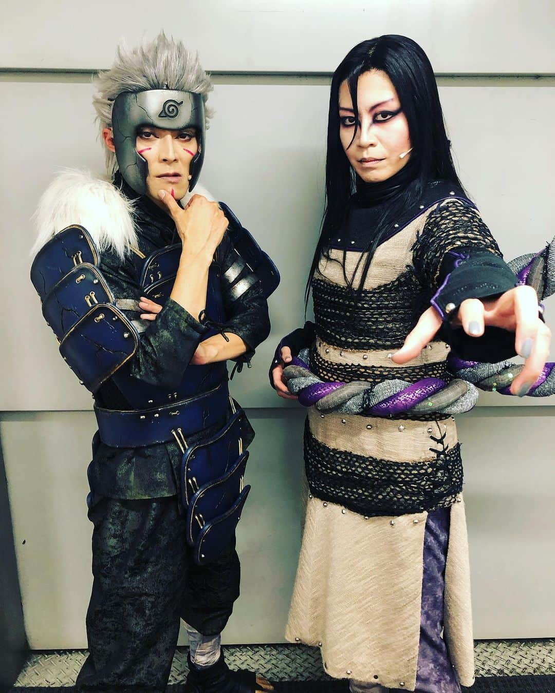 悠未ひろさんのインスタグラム写真 - (悠未ひろInstagram)「神戸公演、無事終了。 応援ありがとうございました‼️ 客席との距離が近く、お客様がより近くに感じられ、そんな空間でNARUTOを届けられて、幸せな時間でした！！ 暁の調べの時は、絡みがなかったけど、今回は一緒にいます鷹メンバーと。 初演から追い求めているサスケくん(#佐藤流司  くん)との絡みは、毎回毎回楽しいわ🐍✨  兵庫公演、神奈川公演での写真も添えて。  暁の調べから再共演、今回は一緒に舞台にいる事が多い香燐の　#七木奏音　かのんは、普段はおっとりなのに、舞台に出ると変貌する天才肌のかっこいい女優さん。 大蛇丸は香燐のサスケくん愛を、少なからず理解しているみたい😂  ここ1年ほど、共演続き、且つ必ず台詞を交わし、ガッツリお芝居をさせていただいているご縁のある千手扉間さま役の#河合龍之介　くん。 りゅうくんとの芝居は、毎度その時の感情の投げ合いが、私にとってはすごく勉強になっています。 今回は一緒に歌も☺️  三代目火影　猿飛ヒルゼン役の#塚田知紀　さんも、2度目の共演。今回因縁の師弟関係を、しっかり表現したいと思っています！めちゃくちゃ動けて、忍の説得力満載の塚ちゃんの回転、お見逃しなく！  我愛羅役の#納谷健 くん。全く違う世界線のお芝居で共演し、今回はNARUTOでの再会、楽しみにしてました。 絡みはないけど、大蛇丸と我愛羅のメイクが、怖い顔で兄弟みたいだから、仲良く写真撮ってみました📸 だいぶ年下だけど、冷静に色々見ててくれるので、いつも頼っちゃう納谷。  うちはオビト役の#伊勢大貴　くん。 何でもできちゃうイセダイは、稽古場からよく話しかけてくれて、初共演ですが、ほんとによく芝居についてや舞台の事を話しています！ 彼が何でもできるのは、意識高く努力し続けているからで、私もたくさん刺激をもらっています✨  マダラ役の#中村誠二郎 さん。 せいちゃんは、初めての時からペットを飼い始めた時期が一緒で（笑）そこでまず仲良くなりました🐕 キレっキレの立ち回りは圧巻ですが、普段は少年のままのかわいさのある、かっこいい俳優さん。  さて、次は東京！！ カンパニー一丸となって🙌」10月23日 14時12分 - hiroyuumitomo