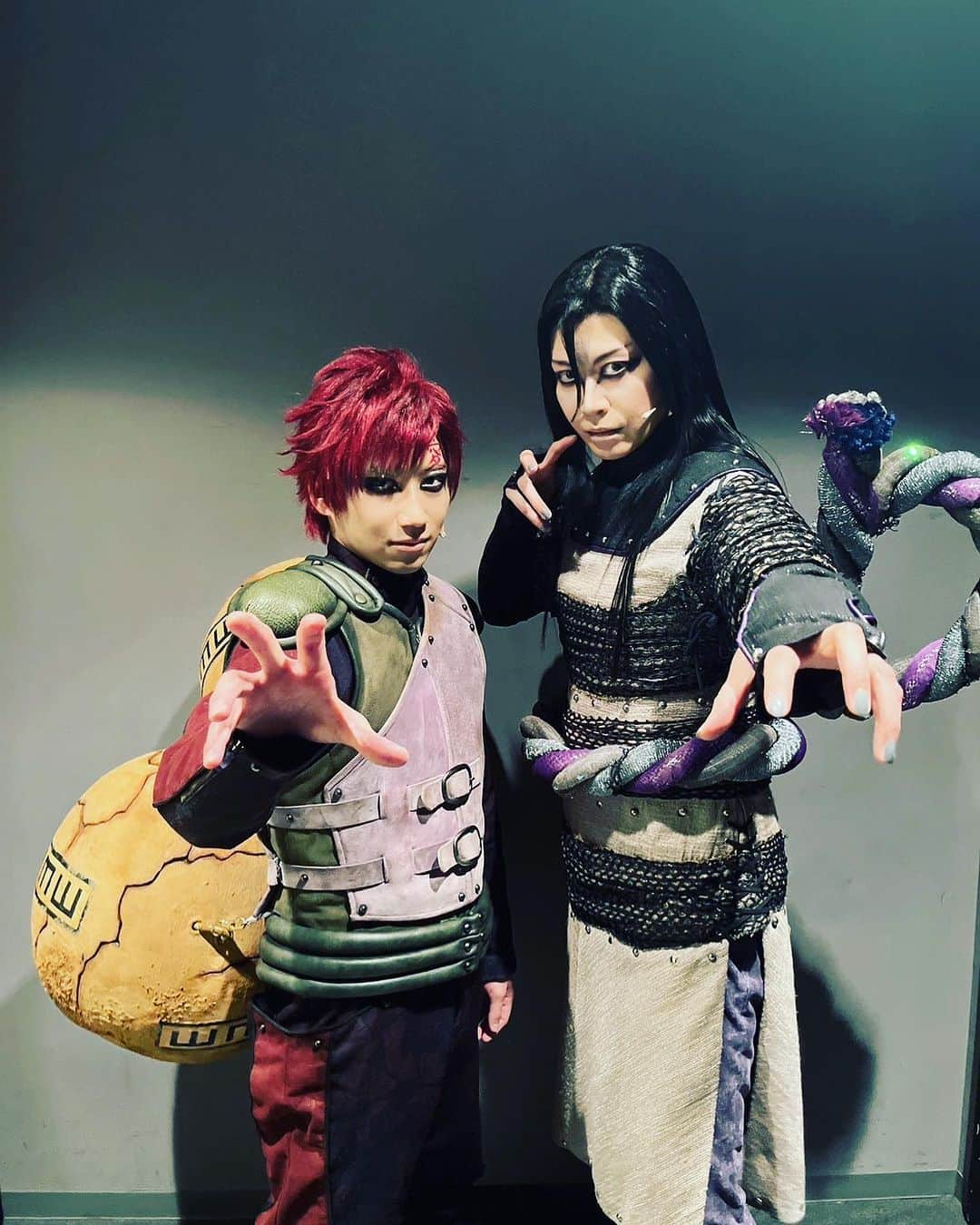 悠未ひろさんのインスタグラム写真 - (悠未ひろInstagram)「神戸公演、無事終了。 応援ありがとうございました‼️ 客席との距離が近く、お客様がより近くに感じられ、そんな空間でNARUTOを届けられて、幸せな時間でした！！ 暁の調べの時は、絡みがなかったけど、今回は一緒にいます鷹メンバーと。 初演から追い求めているサスケくん(#佐藤流司  くん)との絡みは、毎回毎回楽しいわ🐍✨  兵庫公演、神奈川公演での写真も添えて。  暁の調べから再共演、今回は一緒に舞台にいる事が多い香燐の　#七木奏音　かのんは、普段はおっとりなのに、舞台に出ると変貌する天才肌のかっこいい女優さん。 大蛇丸は香燐のサスケくん愛を、少なからず理解しているみたい😂  ここ1年ほど、共演続き、且つ必ず台詞を交わし、ガッツリお芝居をさせていただいているご縁のある千手扉間さま役の#河合龍之介　くん。 りゅうくんとの芝居は、毎度その時の感情の投げ合いが、私にとってはすごく勉強になっています。 今回は一緒に歌も☺️  三代目火影　猿飛ヒルゼン役の#塚田知紀　さんも、2度目の共演。今回因縁の師弟関係を、しっかり表現したいと思っています！めちゃくちゃ動けて、忍の説得力満載の塚ちゃんの回転、お見逃しなく！  我愛羅役の#納谷健 くん。全く違う世界線のお芝居で共演し、今回はNARUTOでの再会、楽しみにしてました。 絡みはないけど、大蛇丸と我愛羅のメイクが、怖い顔で兄弟みたいだから、仲良く写真撮ってみました📸 だいぶ年下だけど、冷静に色々見ててくれるので、いつも頼っちゃう納谷。  うちはオビト役の#伊勢大貴　くん。 何でもできちゃうイセダイは、稽古場からよく話しかけてくれて、初共演ですが、ほんとによく芝居についてや舞台の事を話しています！ 彼が何でもできるのは、意識高く努力し続けているからで、私もたくさん刺激をもらっています✨  マダラ役の#中村誠二郎 さん。 せいちゃんは、初めての時からペットを飼い始めた時期が一緒で（笑）そこでまず仲良くなりました🐕 キレっキレの立ち回りは圧巻ですが、普段は少年のままのかわいさのある、かっこいい俳優さん。  さて、次は東京！！ カンパニー一丸となって🙌」10月23日 14時12分 - hiroyuumitomo