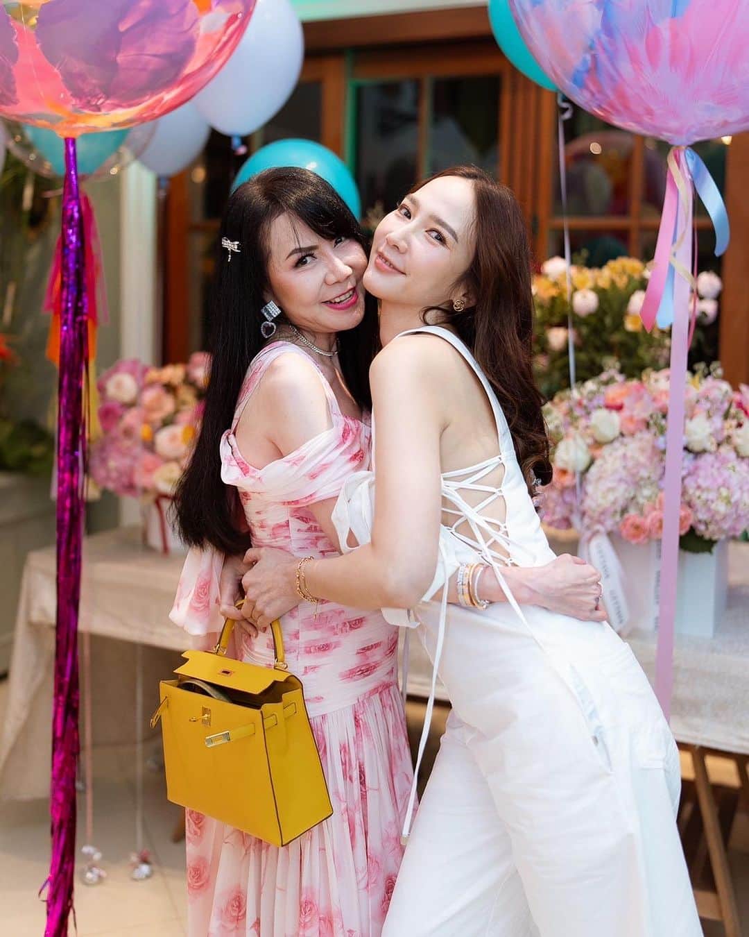 アム・パチャラパーのインスタグラム：「มีความสุขมากๆนะคะพี่ รักที่สุดด❤️ @nong_nee」