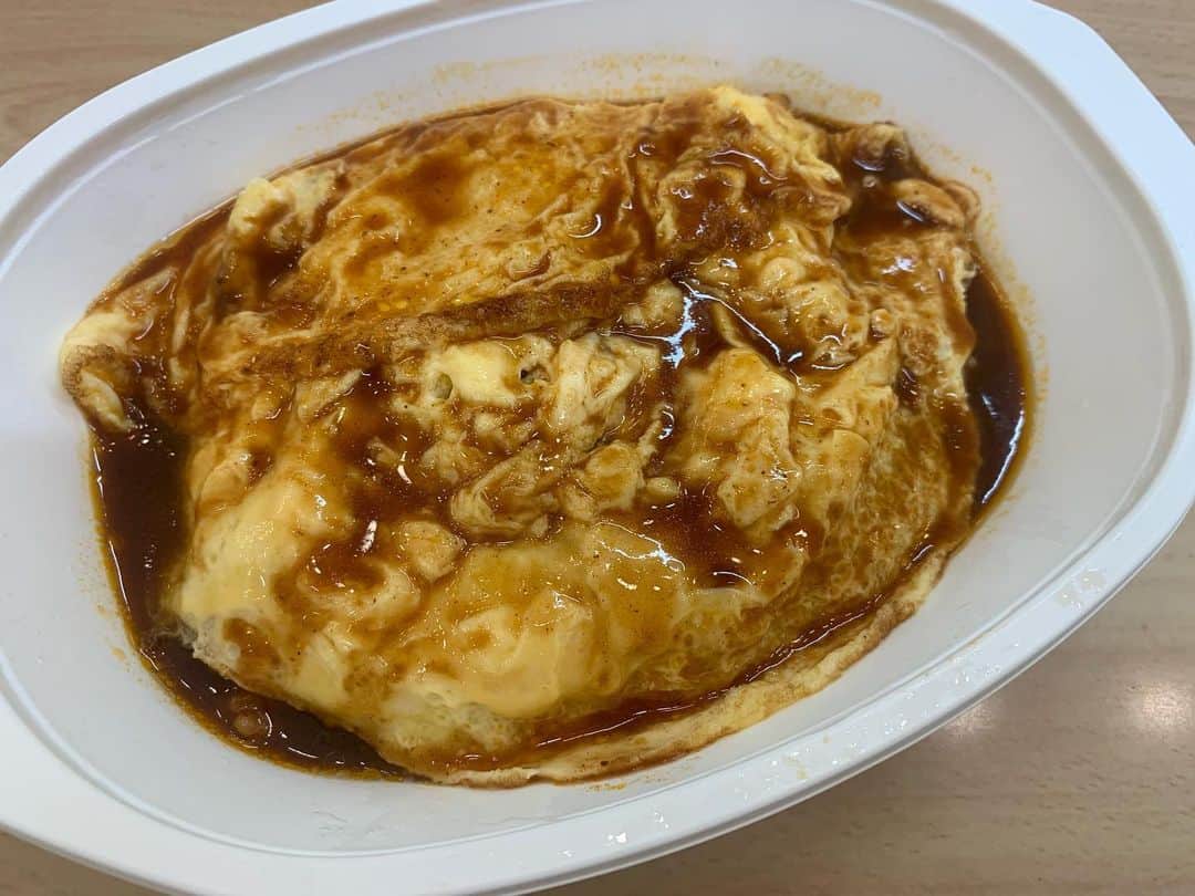 昴生のインスタグラム：「昼飯！！ #今日は #NGK出番！ #合間楽屋にいたら #きよし師匠が急に入ってきはって #オムライス食べへんか？ #と誘っていただきました！ #カトリーナ さん！ #師匠が進行さんに #とろとろのオムライス頼んで #と言って進行さん困らせたところからスタート！ #楽屋でいっしょに食べさせていただきました！ #隣同士で食べるのはケンミンショーではいつもの光景！ #ありがたい勉強になるお話をいつもしてくださる！ #忙しいし疲れてるやろ #ゆっくり休みや！ #と1時間喋りっぱなしのあと #そう言って出ていかはりました！ #師匠ごちそうさまでした！」