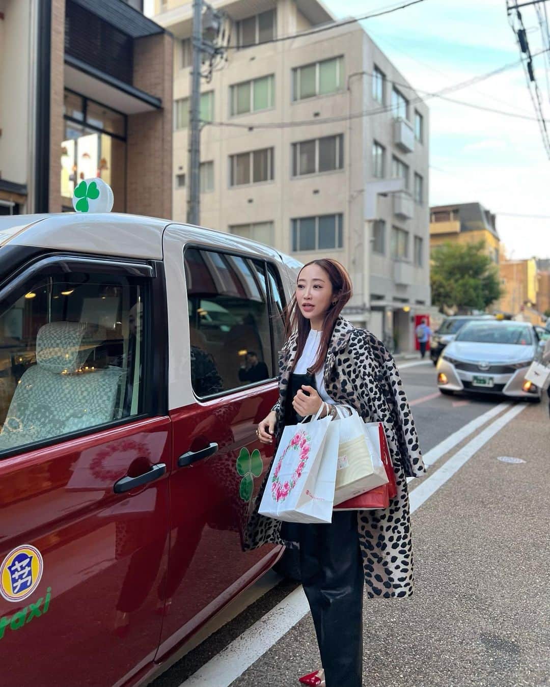 神崎恵さんのインスタグラム写真 - (神崎恵Instagram)「・ 京都でのイベント終わり。 ☘️タクシー。 🍀があるという話をききました。 イベント、お会いできて幸せでした。 ありがとうございました🙏✨ また来ます！」10月23日 14時20分 - megumi_kanzaki